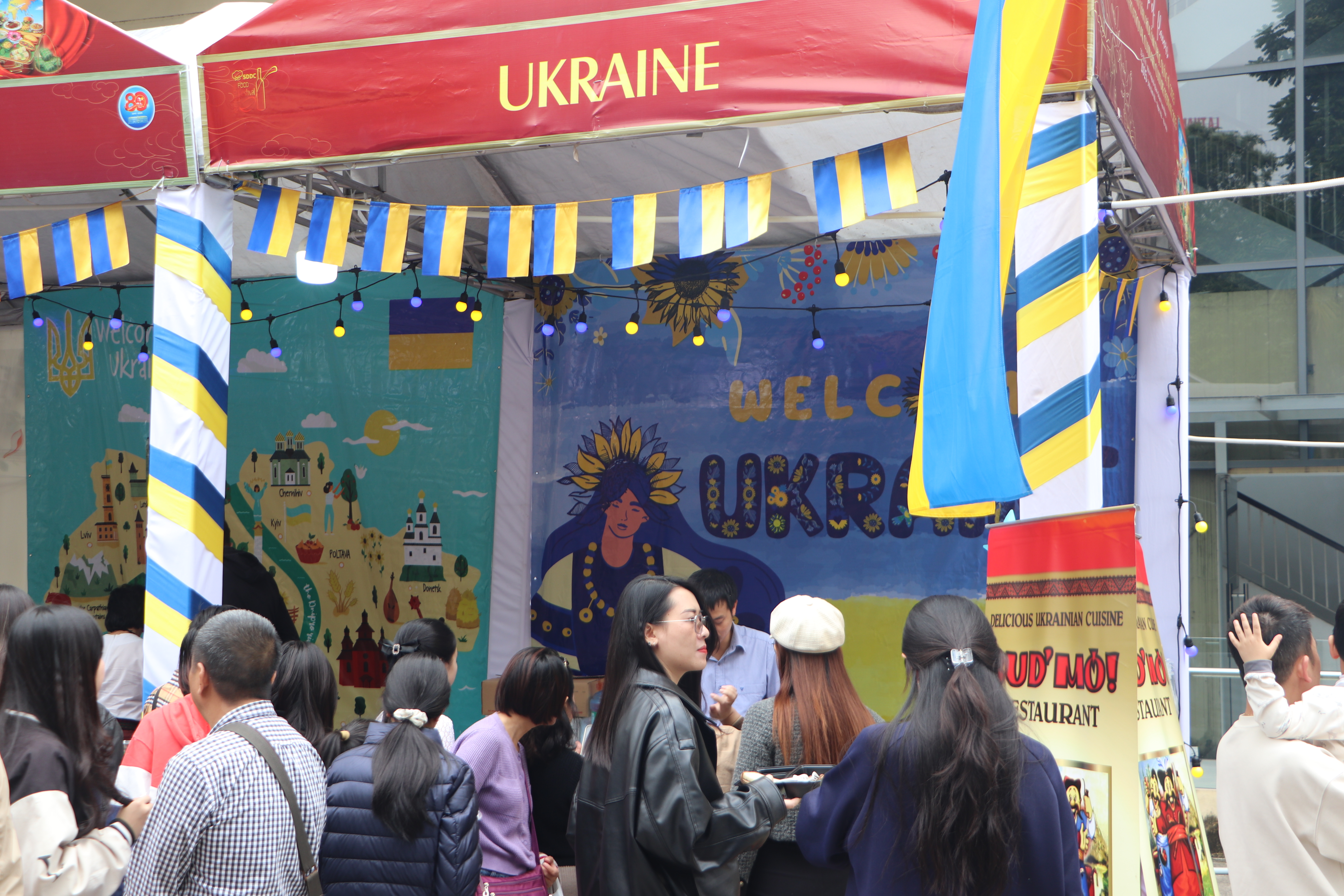 Gian h&agrave;ng của c&aacute;c nước tại Li&ecirc;n hoan Ẩm thực Quốc tế 2025