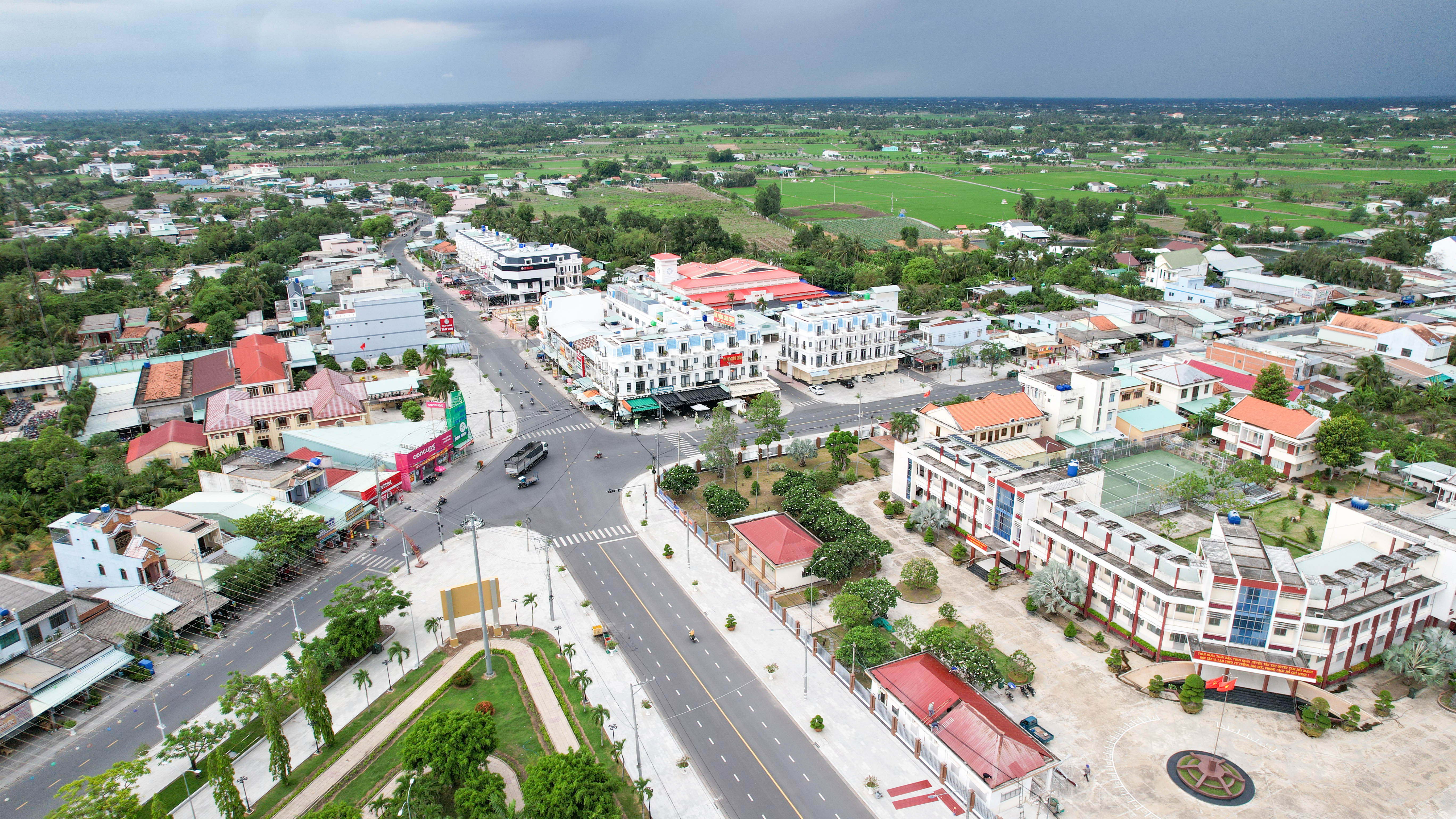 Long An: Ph&#225;t h&#224;nh b&#225;o c&#225;o nghi&#234;n cứu ph&#225;t triển đ&#244; thị v&#224; thị trường bất động sản  - Ảnh 2