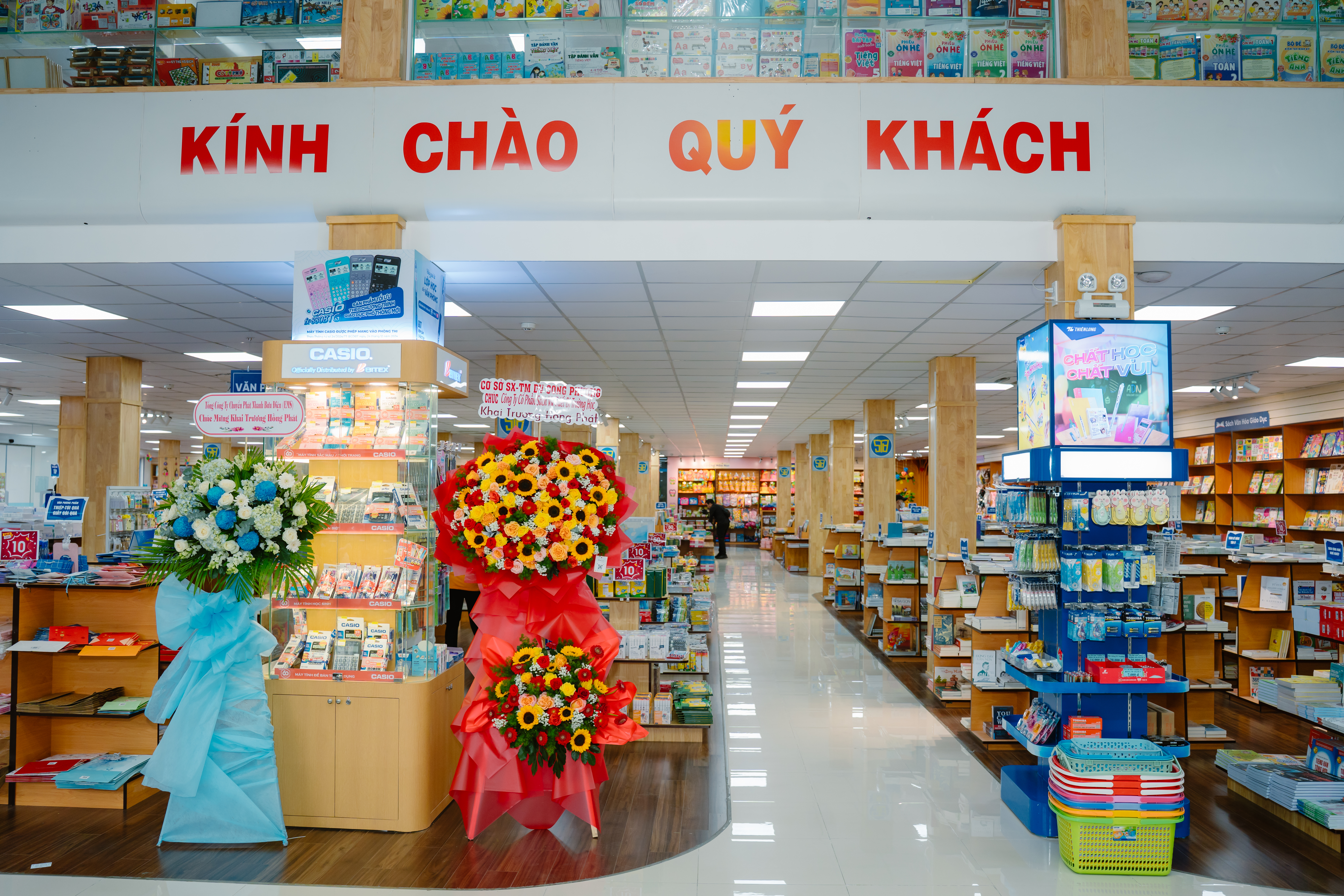 Kh&ocirc;ng gian rộng r&atilde;i v&agrave; hiện đại của Nh&agrave; s&aacute;ch v&agrave; Thiết bị trường học Nguyễn Tri Phương, được bố tr&iacute; khoa học, th&acirc;n thiện, tạo trải nghiệm mua sắm tiện nghi cho kh&aacute;ch h&agrave;ng.