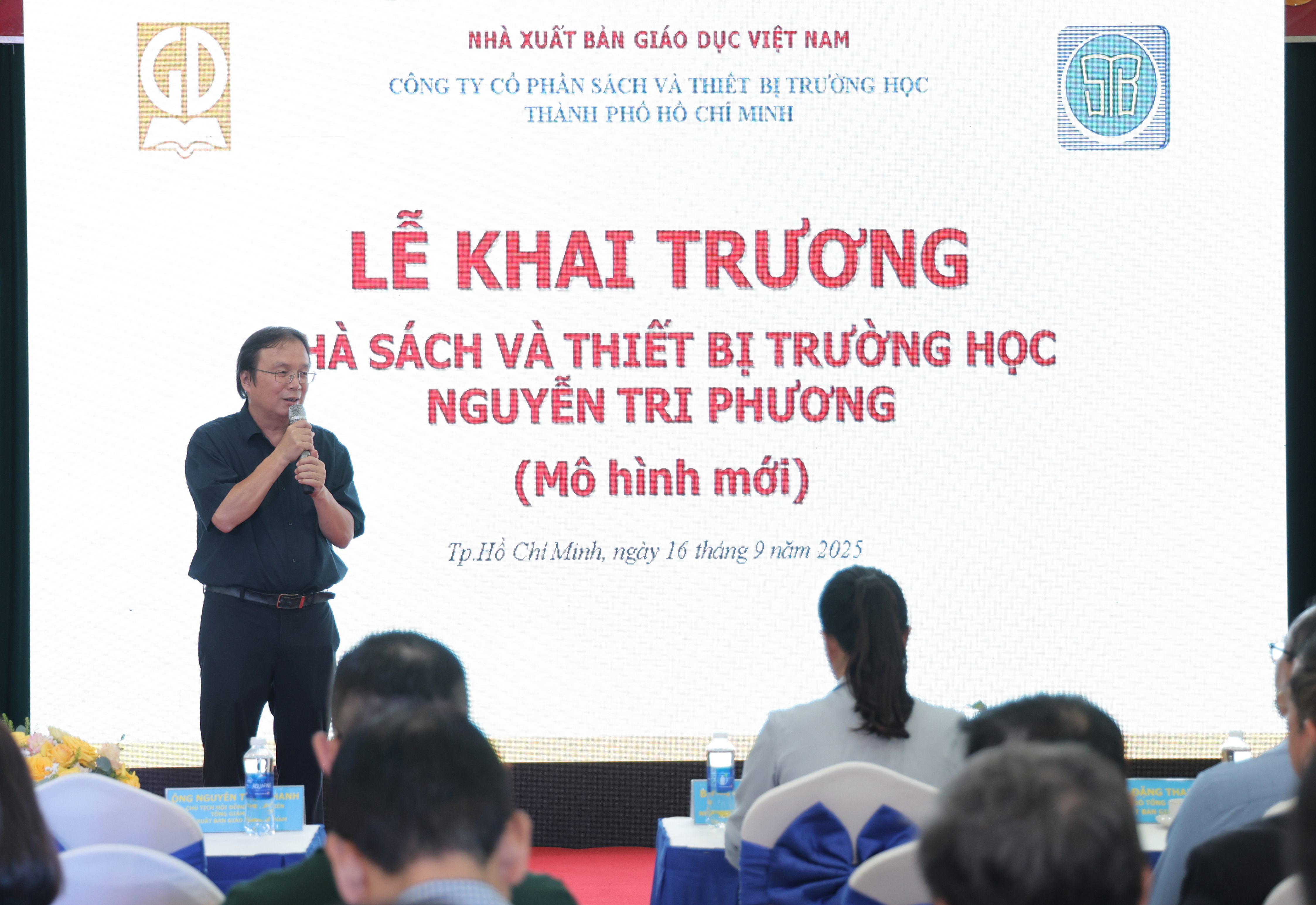 &Ocirc;ng Nguyễn Tiến Thanh &ndash; Chủ tịch HĐTV NXBGDVN ph&aacute;t biểu tại buổi lễ khai trương Nh&agrave; s&aacute;ch v&agrave; Thiết bị trường học Nguyễn Tri Phương, nhấn mạnh truyền thống gắn b&oacute; nhiều thế hệ v&agrave; kh&aacute;t vọng đổi mới của STB trong thời đại c&ocirc;ng nghệ.