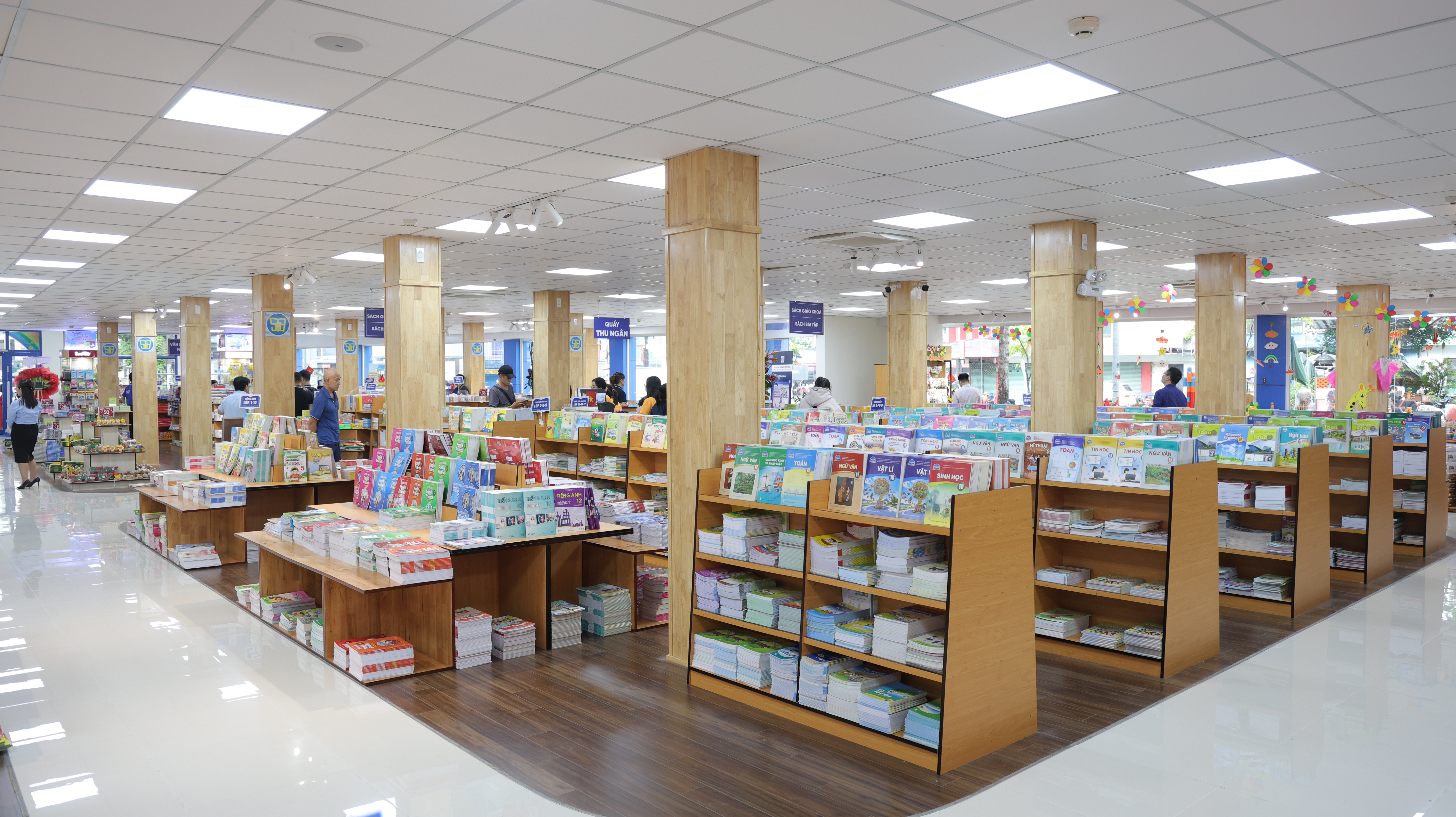 Tưng bừng khai trương Nh&#224; s&#225;ch v&#224; Thiết bị trường học Nguyễn Tri Phương theo m&#244; h&#236;nh mới - Ảnh 16