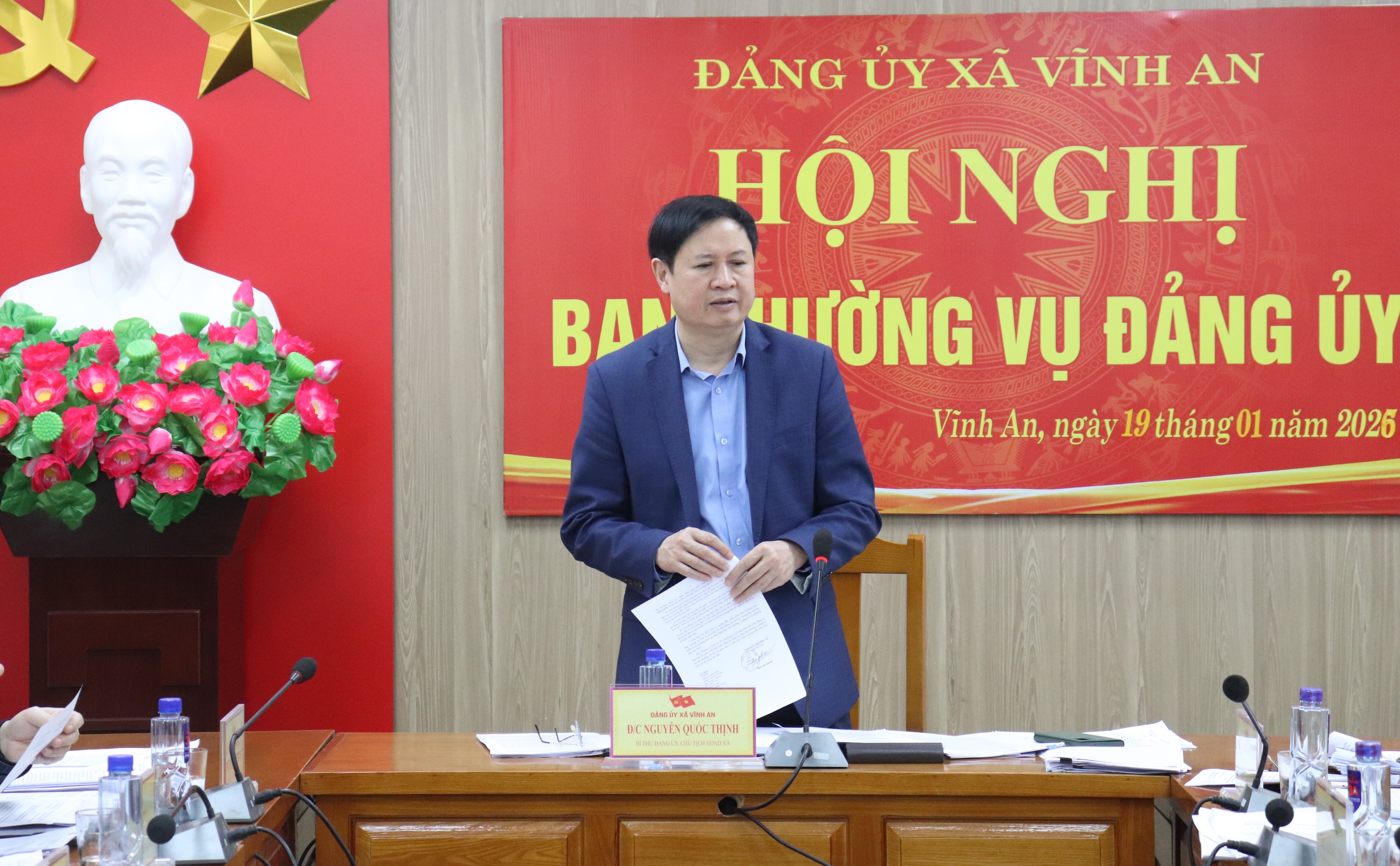 Đồng ch&iacute; Nguyễn Quốc Thịnh, B&iacute; thư Đảng ủy, Chủ tịch HĐND x&atilde; k&ecirc;́t lu&acirc;̣n h&ocirc;̣i nghị Ban Thường vụ Đảng ủy x&atilde; th&aacute;ng 1 năm 2026