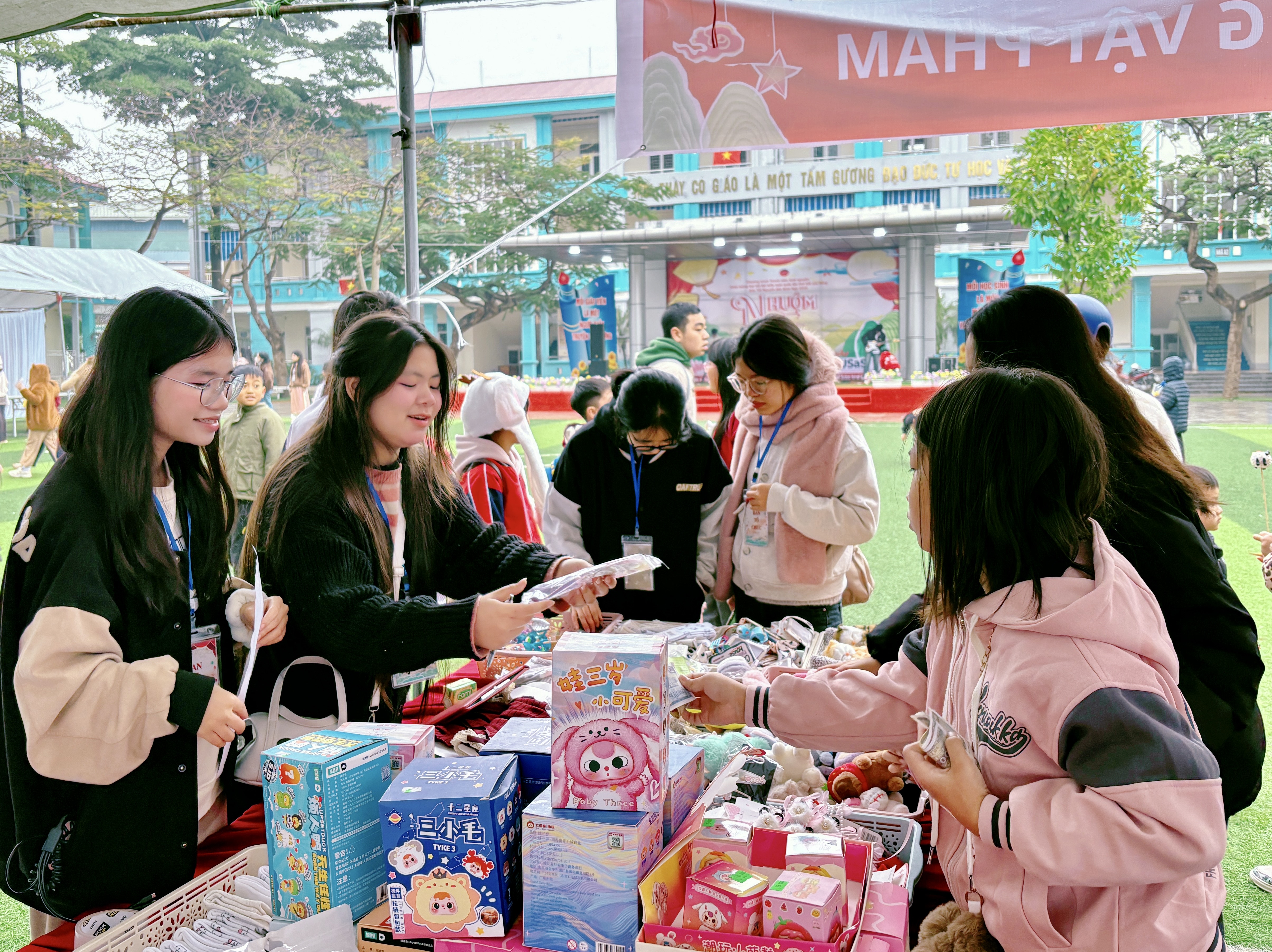 Chương tr&igrave;nh thanh ni&ecirc;n t&igrave;nh nguyện &ldquo;Nhuộm Fair&rdquo; do Đo&agrave;n phường Vĩnh Ph&uacute;c tổ chức thu h&uacute;t đ&ocirc;ng đảo ĐVTN v&agrave; học sinh tham gia