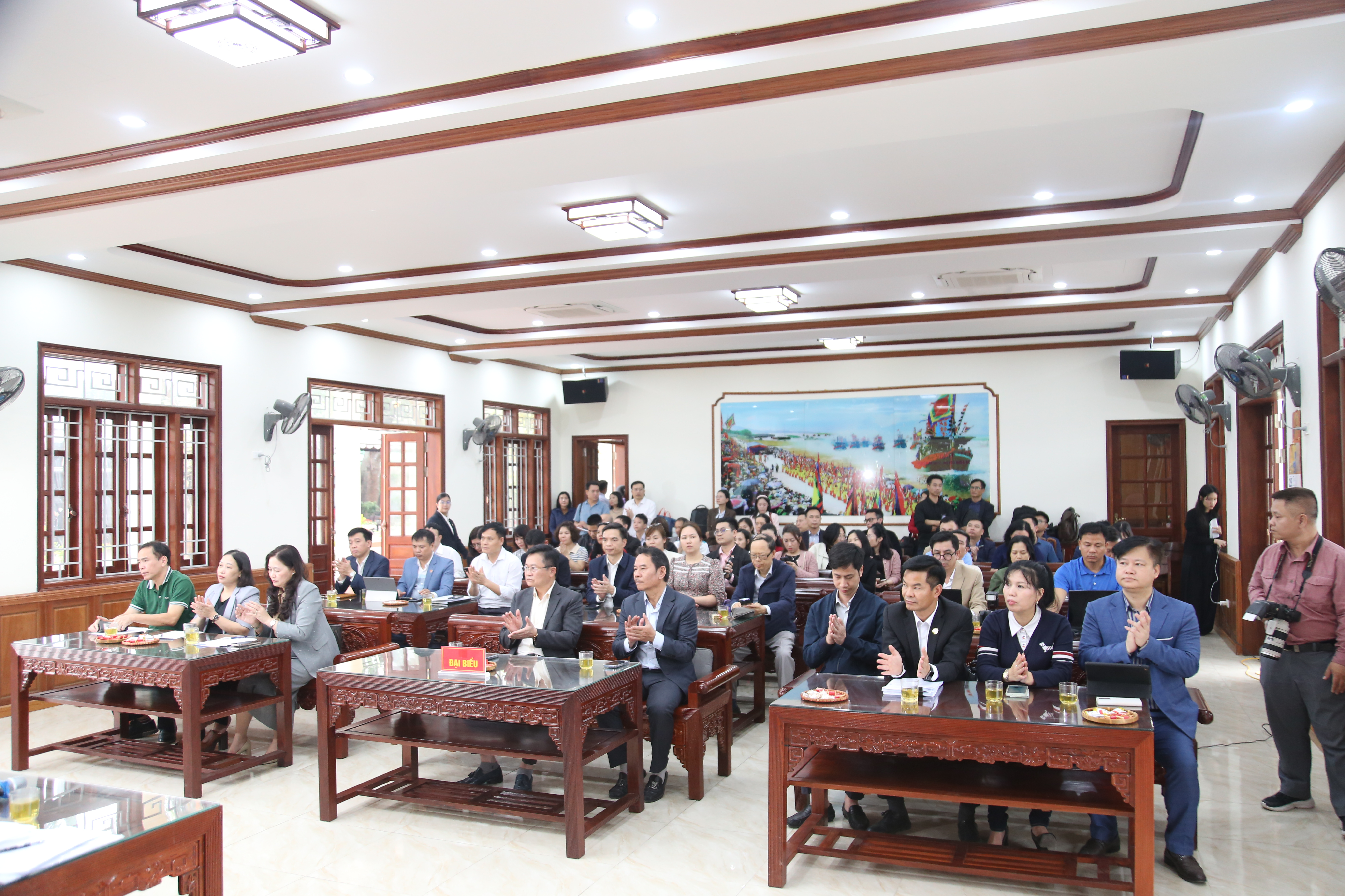 Quang cảnh buổi họp b&aacute;o.