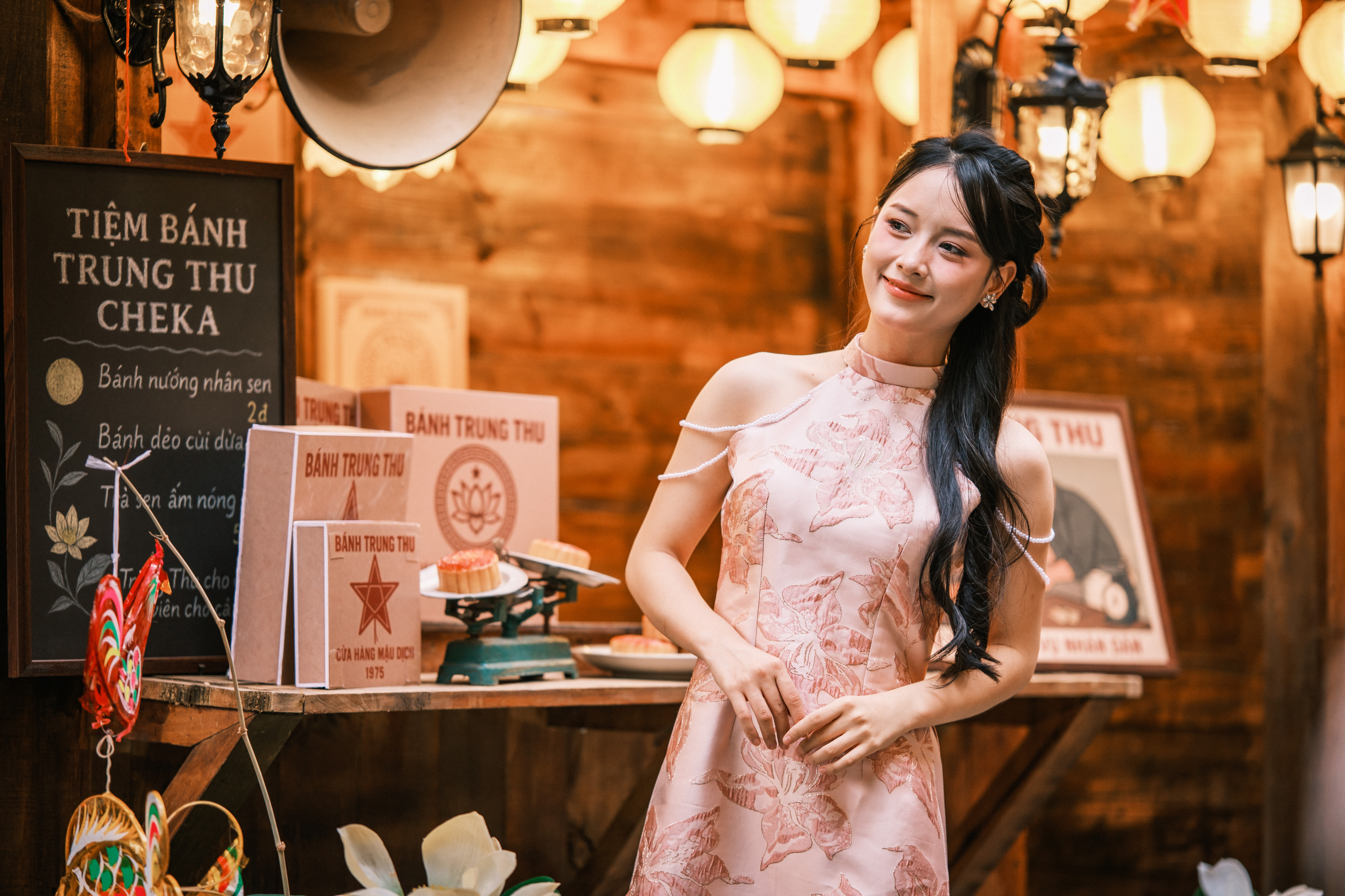Qu&aacute;n cafe thu h&uacute;t rất nhiều c&aacute;c bạn trẻ đến chụp ảnh v&agrave; check-in trong dịp Trung thu năm nay. Ảnh: Cheka Caf&eacute; &nbsp;
