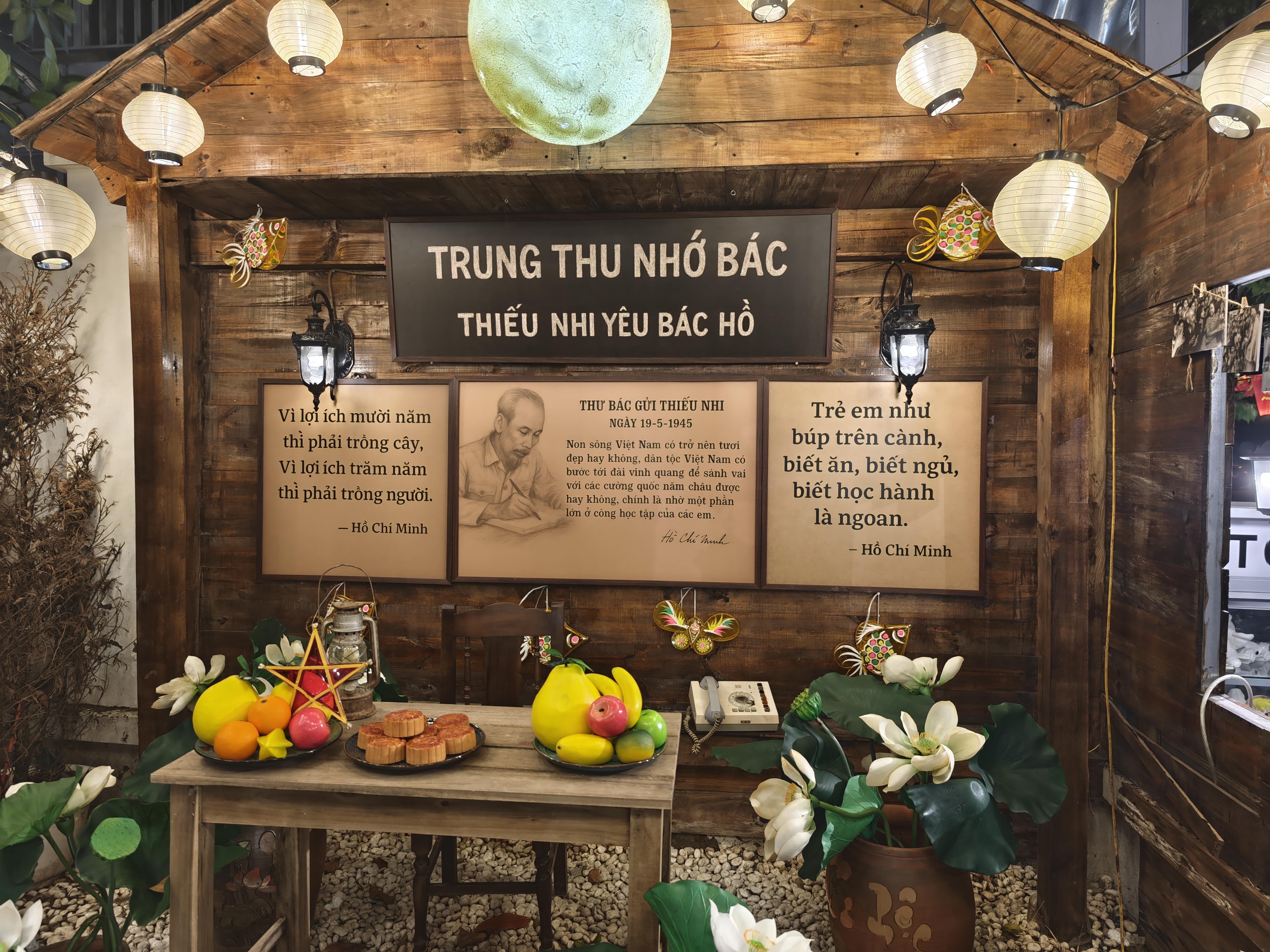 Gian trưng b&agrave;y &ldquo;Trung thu nhớ B&aacute;c&rdquo; tại Cheka Caf&eacute; t&aacute;i hiện k&yacute; ức tuổi thơ, gợi nhắc t&igrave;nh cảm B&aacute;c Hồ d&agrave;nh cho thiếu nhi. Ảnh: Cheka Caf&eacute; &nbsp;
