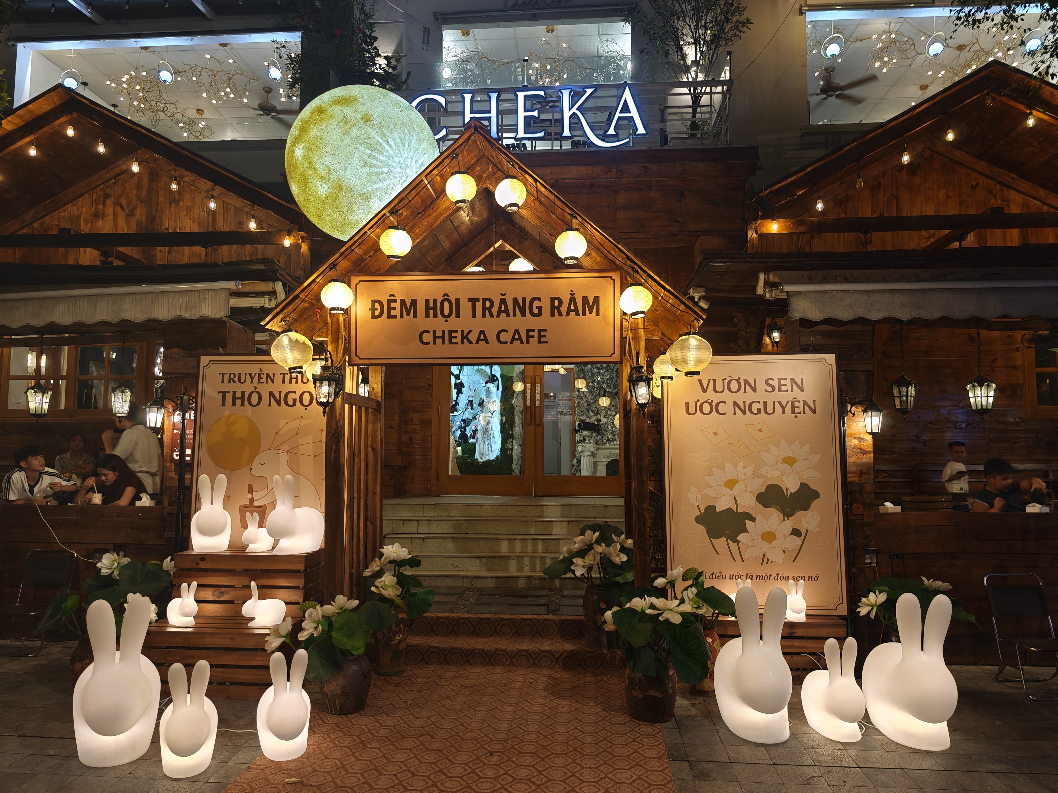 Cổng ch&agrave;o Trung thu của Cheka Caf&eacute; mang đậm sắc m&agrave;u cổ t&iacute;ch, đ&oacute;n bước ch&acirc;n thực kh&aacute;ch v&agrave;o h&agrave;nh tr&igrave;nh k&yacute; ức m&ugrave;a trăng. Ảnh: Cheka Caf&eacute; &nbsp;