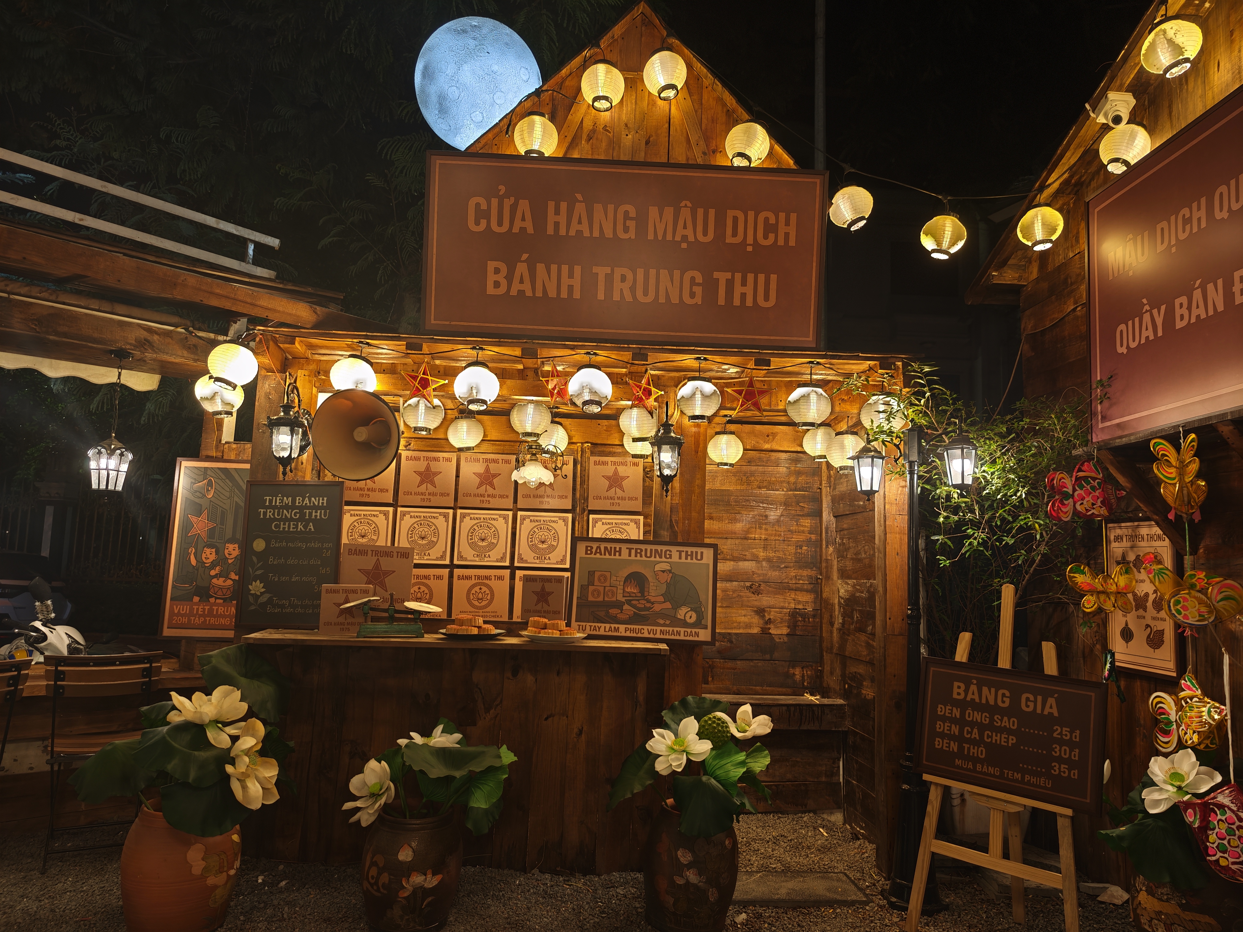 &ldquo;Cửa h&agrave;ng mậu dịch B&aacute;nh Trung thu&rdquo; g&oacute;c decor gợi nhớ k&yacute; ức thời bao cấp tại Cheka Caf&eacute;. Ảnh: Cheka Caf&eacute;