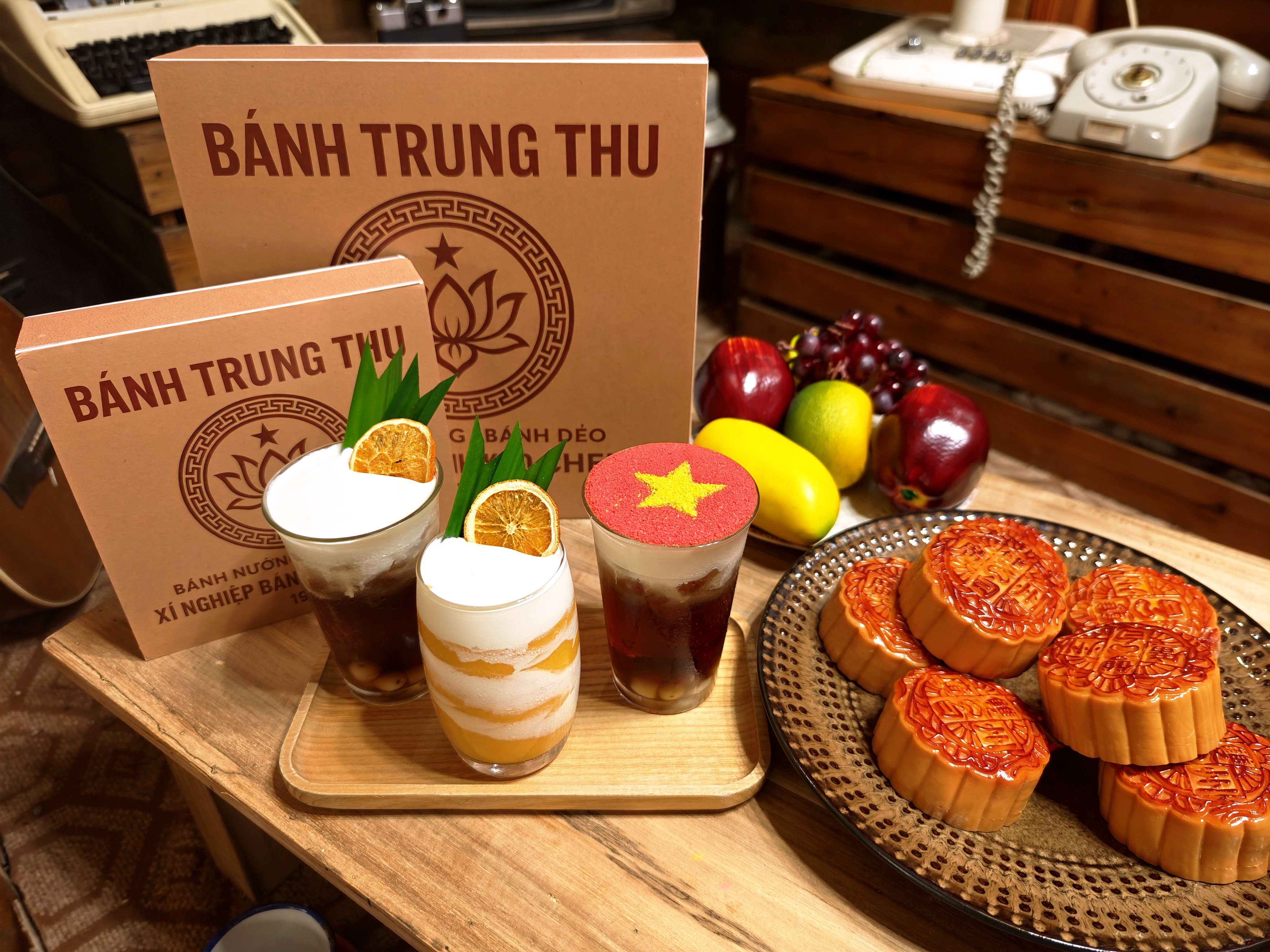 Ba đồ uống đặc biệt tại qu&aacute;n chỉ c&oacute; trong dịp lễ Trung trung năm nay, được rất nhiều kh&aacute;ch h&agrave;ng đ&oacute;n nhận. Ảnh: Cheka Caf&eacute; &nbsp;