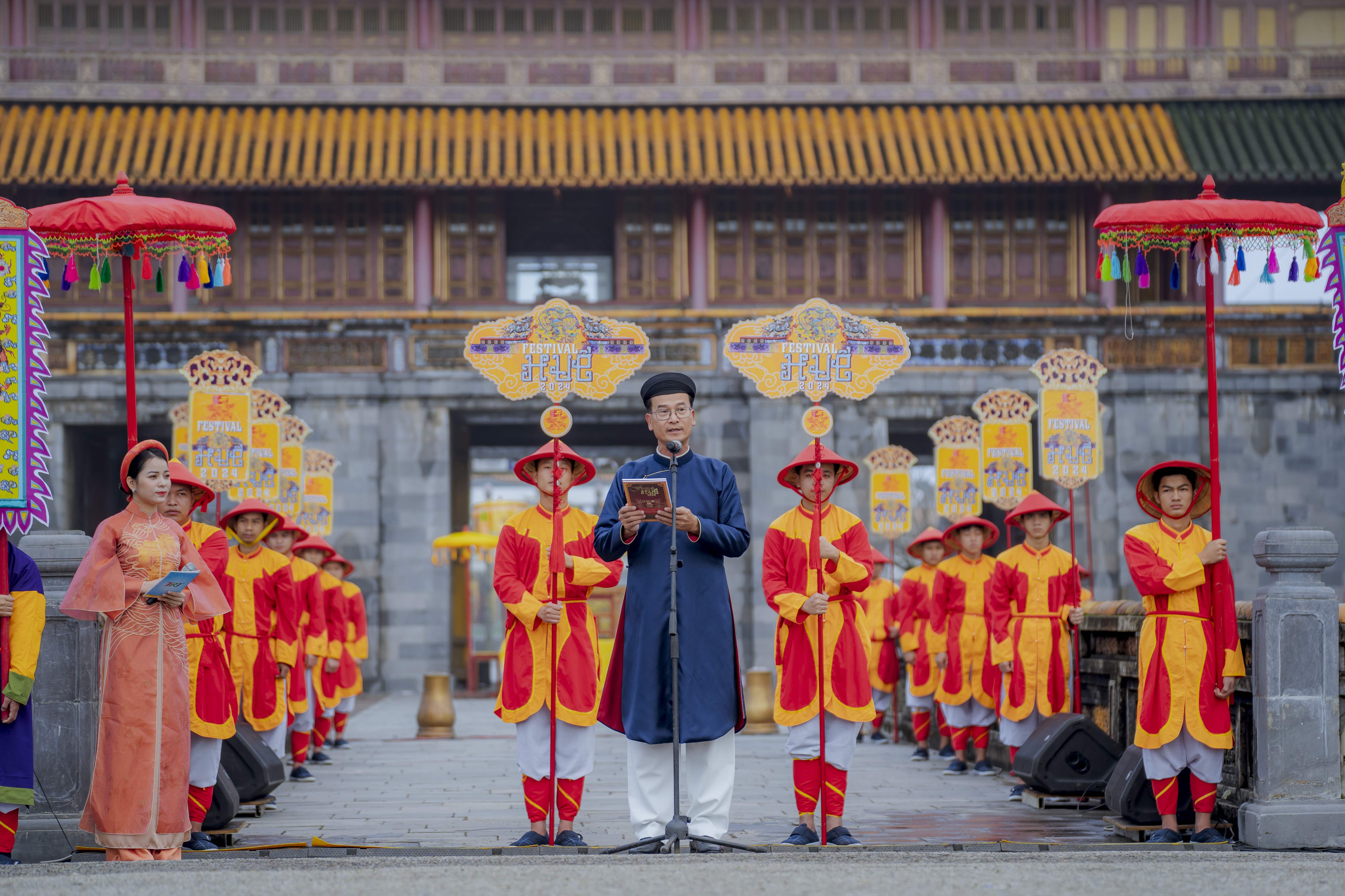 Festival Huế 2024 c&oacute; chủ đề "Di sản văn h&oacute;a với hội nhập v&agrave; ph&aacute;t triển" sẽ tổ chức c&aacute;c hoạt động li&ecirc;n tục, k&eacute;o d&agrave;i trong suốt năm, mở đầu bằng lễ hội s&acirc;n khấu h&oacute;a t&aacute;i hiện lễ Ban S&oacute;c triều Nguyễn. Sự kiện n&agrave;y do Trung t&acirc;m Bảo tồn di t&iacute;ch cố đ&ocirc; Huế thực hiện được d&agrave;n dựng theo h&igrave;nh thức s&acirc;n khấu h&oacute;a với mục ti&ecirc;u giới thiệu những gi&aacute; trị văn h&oacute;a lễ hội gắn liền với di sản, tạo n&ecirc;n kh&ocirc;ng kh&iacute; vui tươi, c&oacute; &yacute; nghĩa trong dịp năm mới