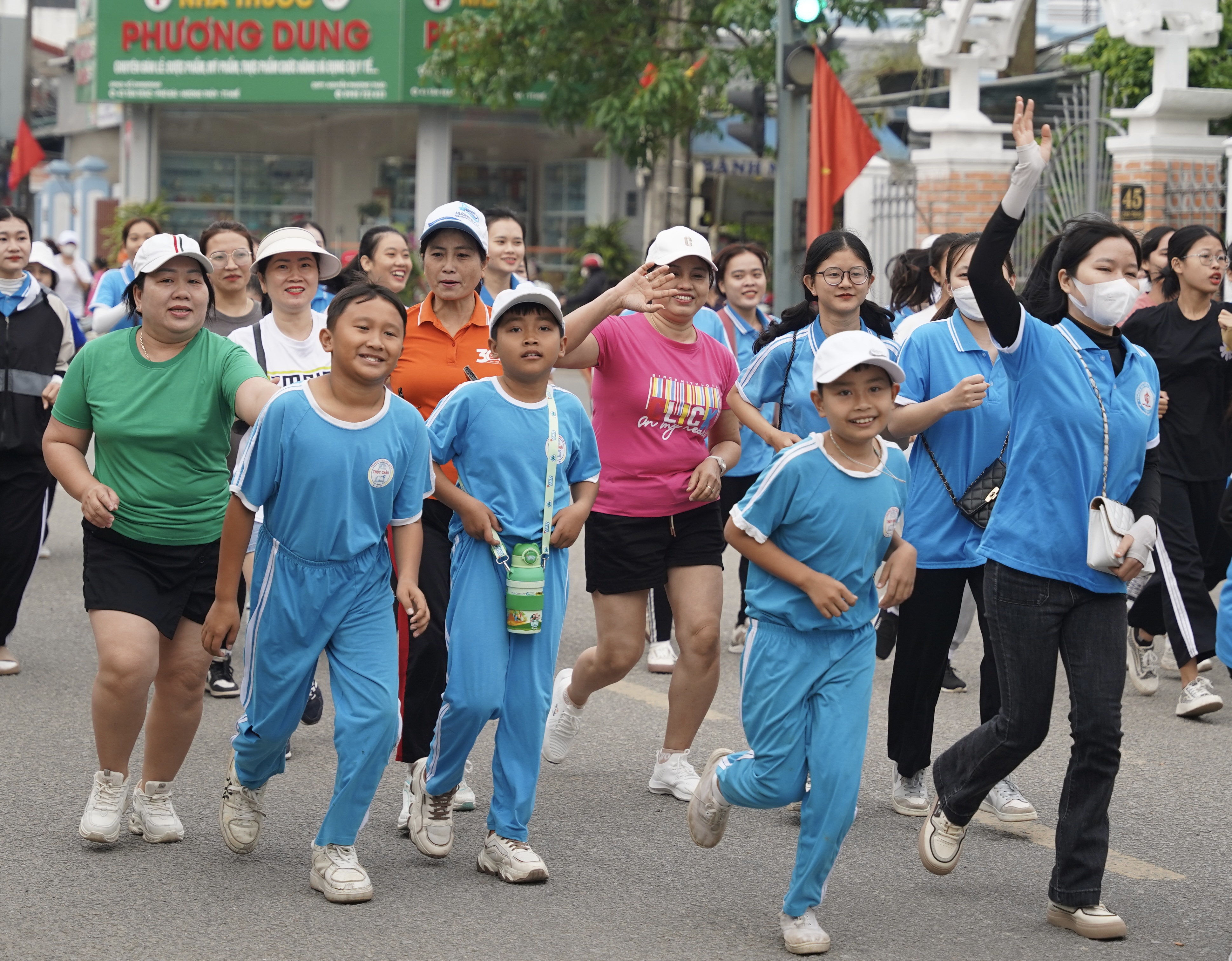 Thừa Thi&#234;n Huế gần 15.000 người tham gia giải chạy S-Race  - Ảnh 1