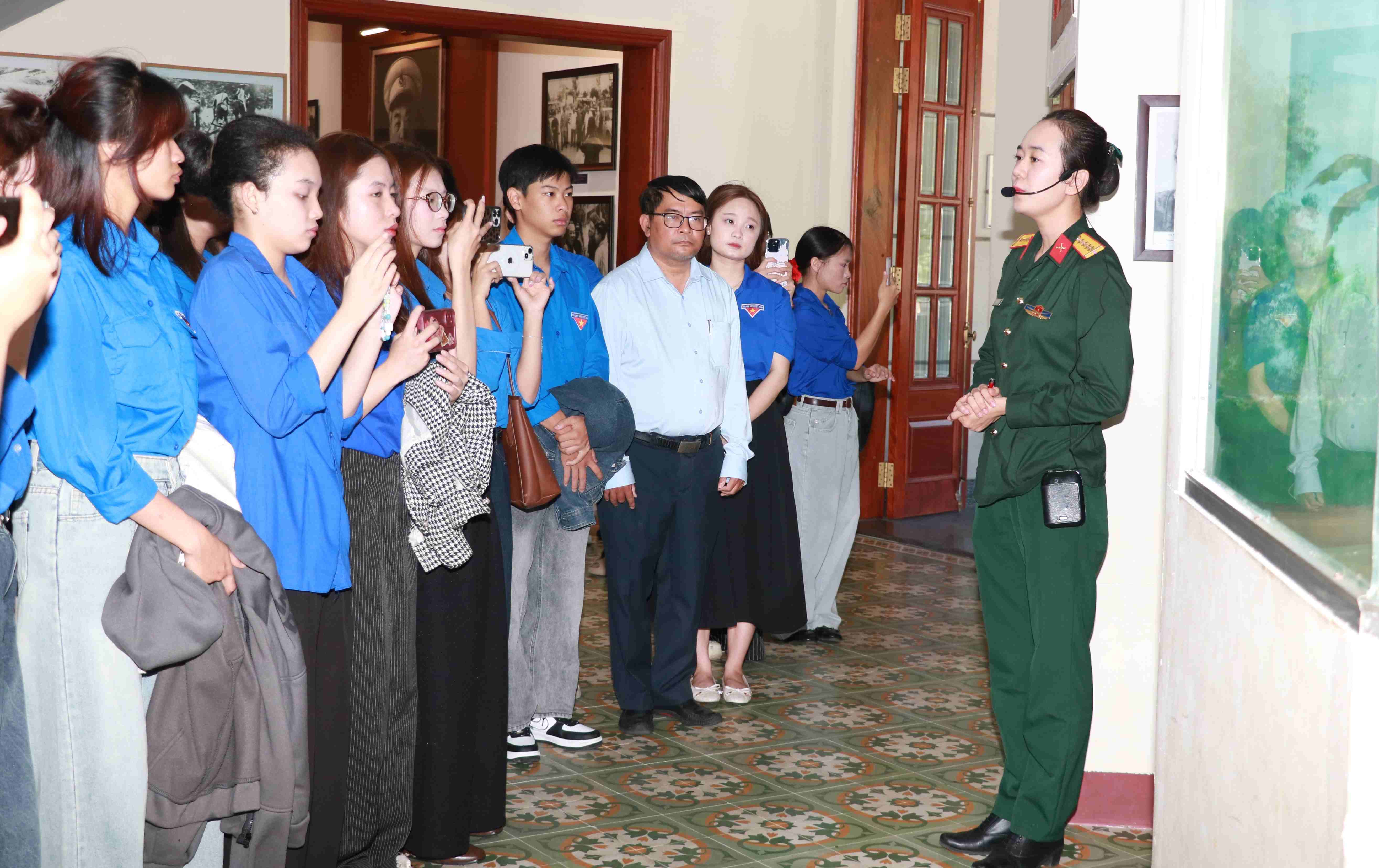 Hơn 100 sinh vi&ecirc;n ng&agrave;nh Sư phạm Lịch sử - Địa l&iacute; năm thứ 2, Khoa Sử - Địa - Ch&iacute;nh trị (Trường Đại Sư phạm- Đại học Đ&agrave; Nẵng) đ&atilde; tham gia hoạt động học tập thực tế tại Bảo t&agrave;ng Hồ Ch&iacute; Minh - Chi nh&aacute;nh Qu&acirc;n khu 5.