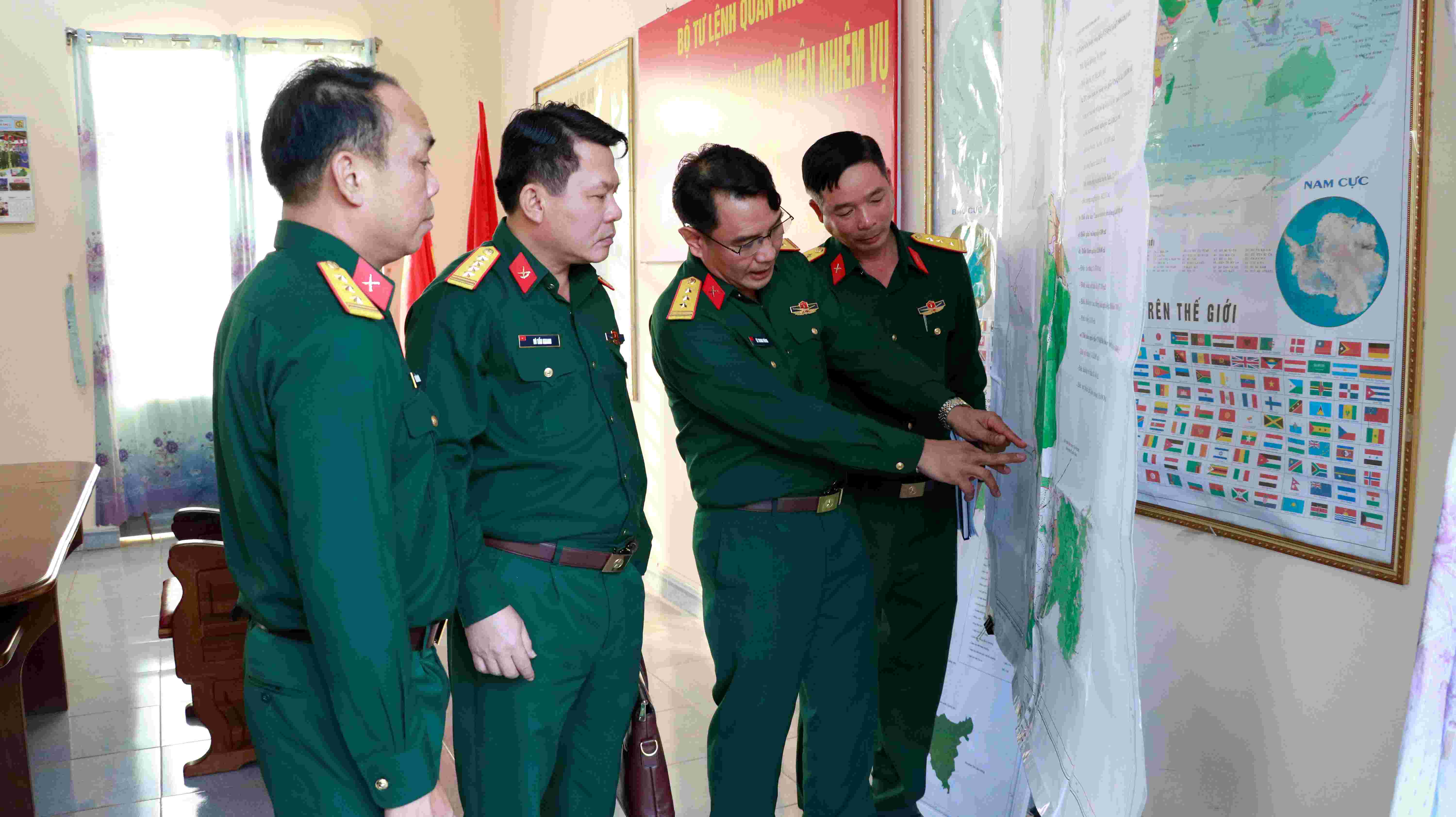 Ban Gi&aacute;m đốc C&ocirc;ng ty c&agrave; ph&ecirc; 13 b&aacute;o c&aacute;o với đo&agrave;n c&ocirc;ng t&aacute;c Qu&acirc;n khu c&aacute;c vị tr&iacute; đất quốc ph&ograve;ng v&agrave; đất dự &aacute;n đơn vị quản l&yacute;&nbsp;(ảnh: Quang H&ugrave;ng).