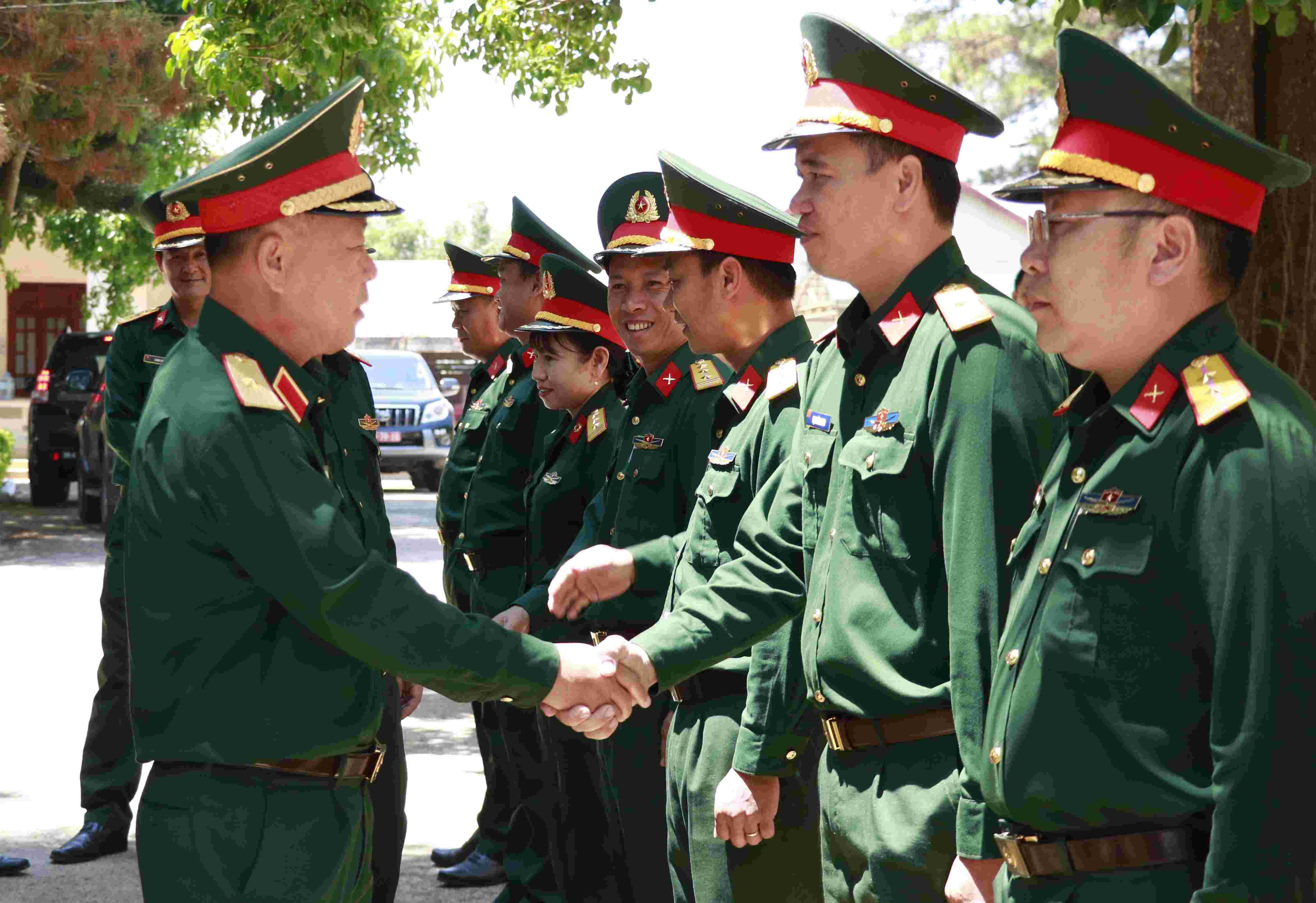 Thiếu tướng Nguyễn Quốc Hương, Ph&oacute; Tư lệnh Qu&acirc;n khu 5 kiểm tra thực địa tại khu vực rừng do Đo&agrave;n quản l&yacute; (ảnh: Quang H&ugrave;ng)