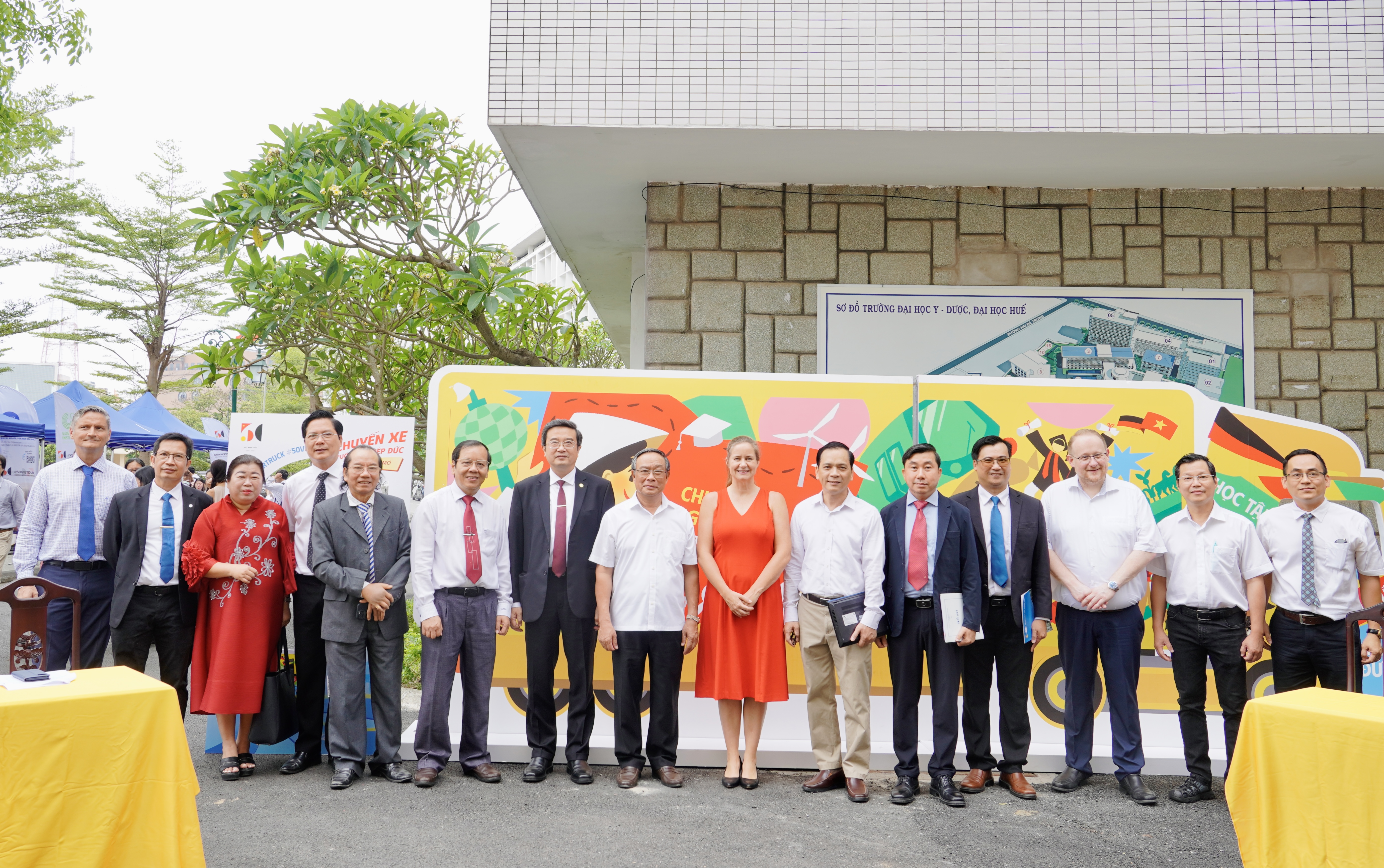 Chuyến xe hướng nghiệp Đức &quot;mang triệu ước mơ&quot; lan tỏa cơ hội tại Đại học Y - Dược Huế - Ảnh 1