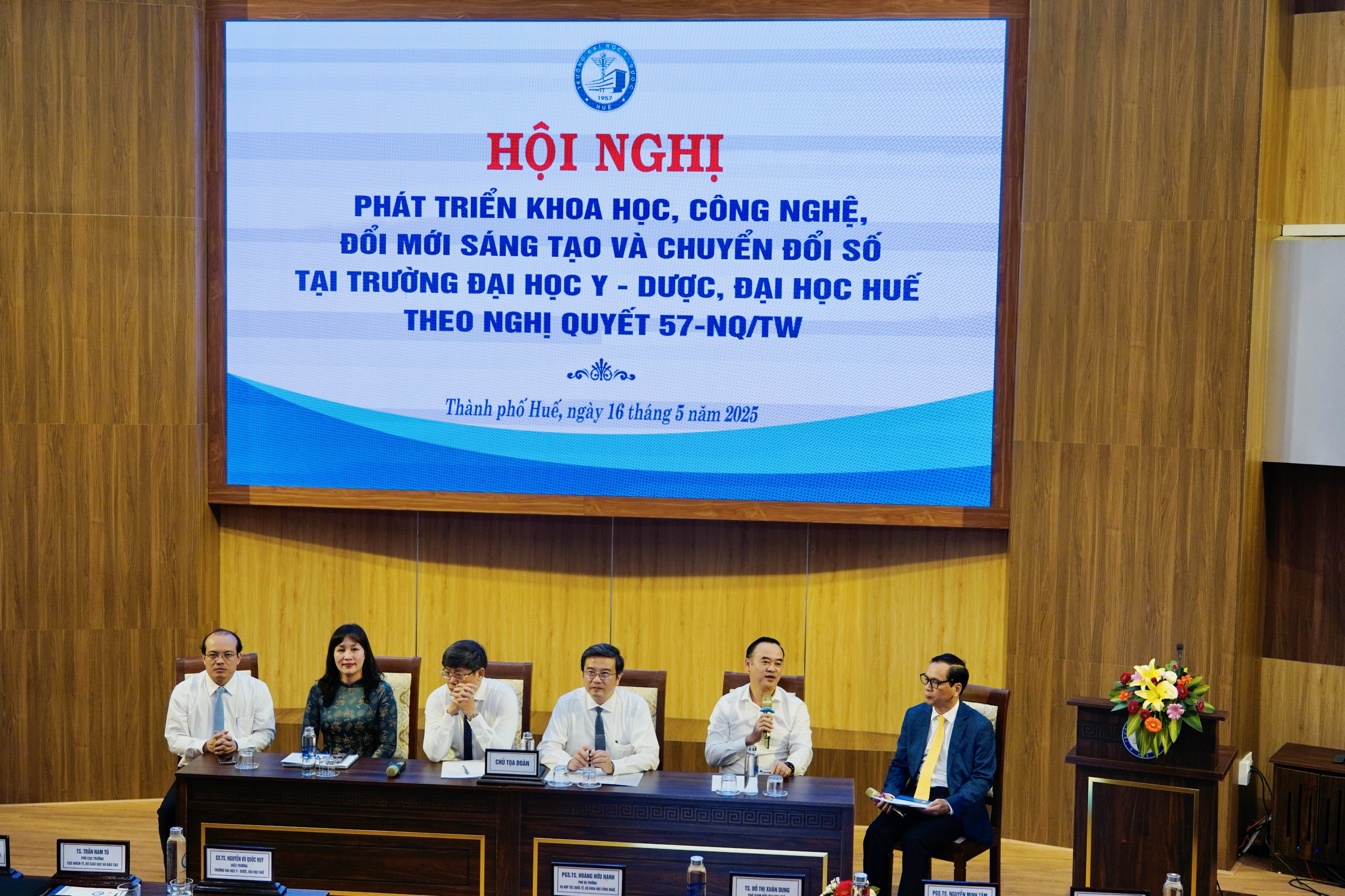 Đại học Y - Dược Huế th&uacute;c đẩy mạnh mẽ Khoa học, C&ocirc;ng nghệ v&agrave; Chuyển đổi số
