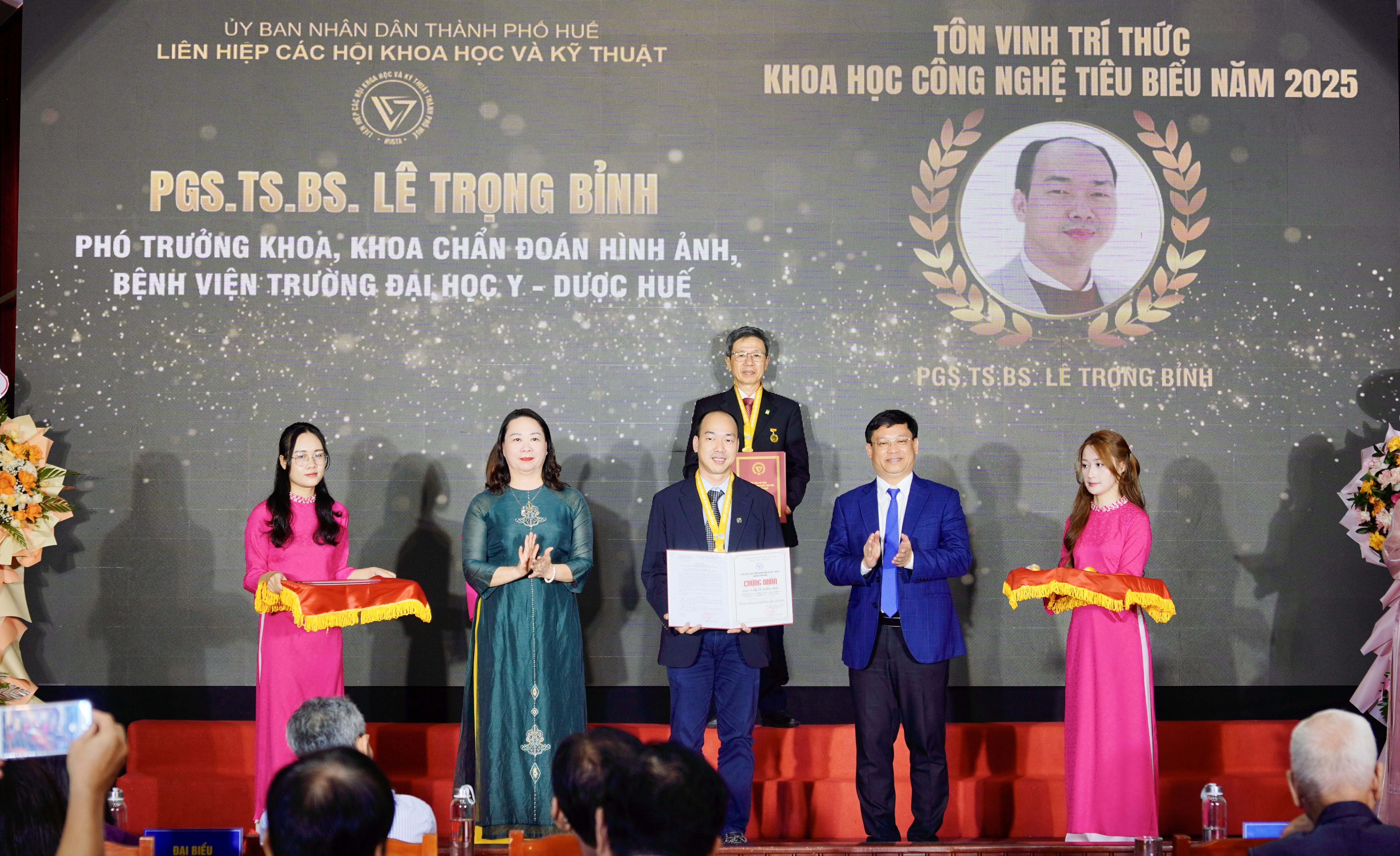 Huế vinh danh 15 tr&#237; thức khoa học c&#244;ng nghệ ti&#234;u biểu lần thứ IX - Ảnh 1