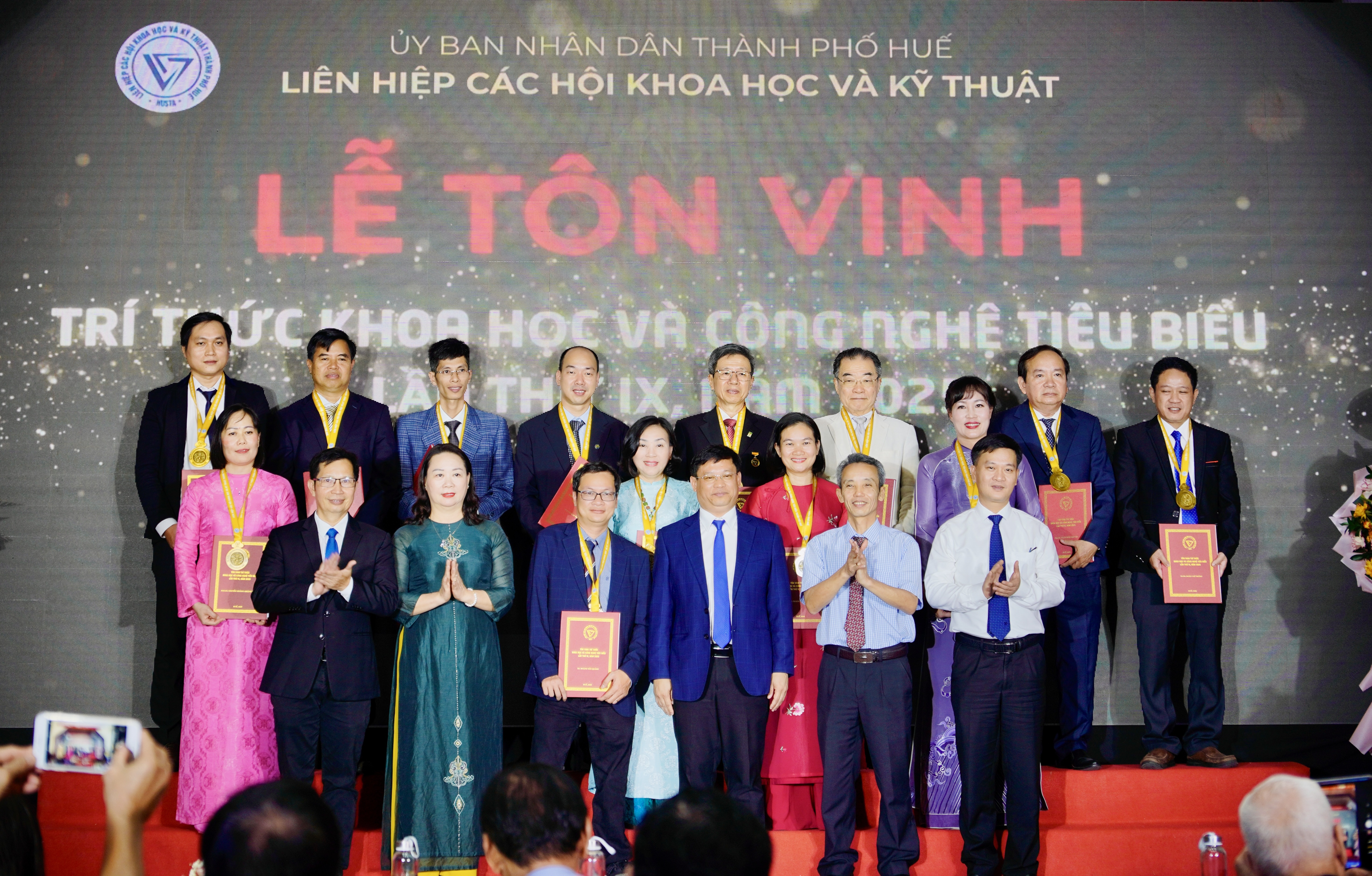 Huế vinh danh 15 tr&iacute; thức khoa học c&ocirc;ng nghệ ti&ecirc;u biểu lần thứ IX