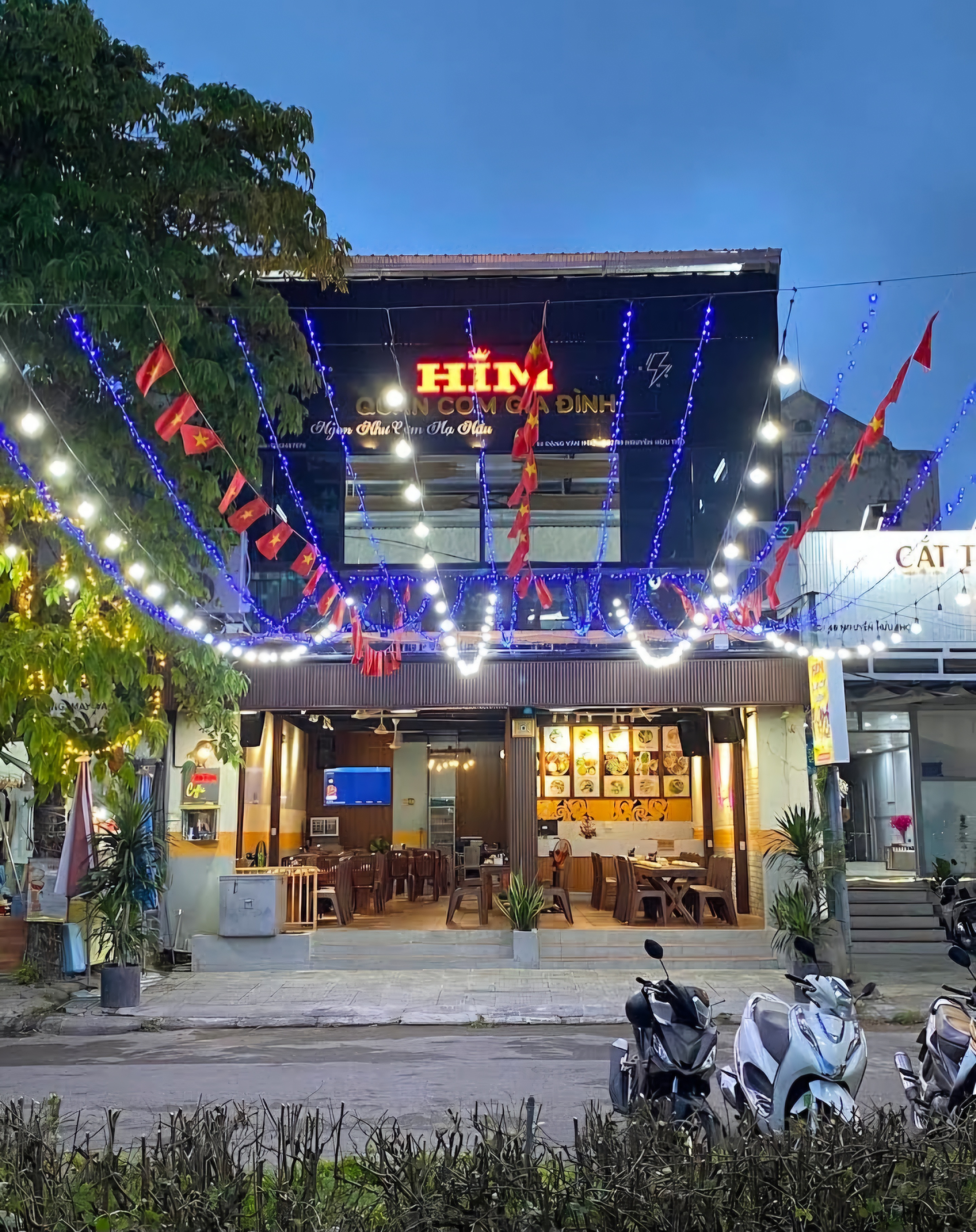 "Him" cơm gia đ&igrave;nh view c&ocirc;ng vi&ecirc;n bờ hồ tr&aacute;i tim ở Huế