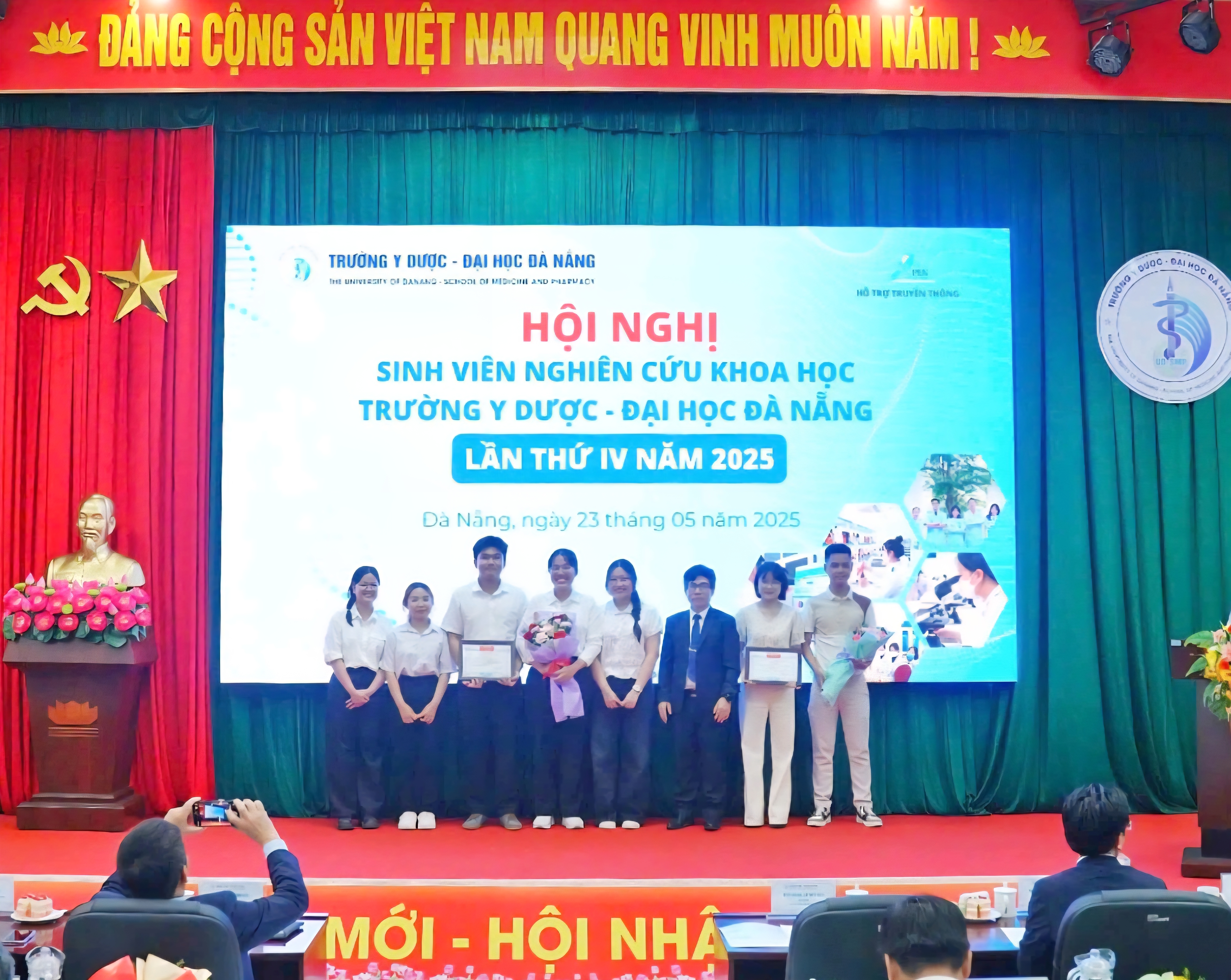 TS.BS. L&ecirc; Viết Nho - Hiệu trưởng Trường Y Dược trao giải Nh&igrave;