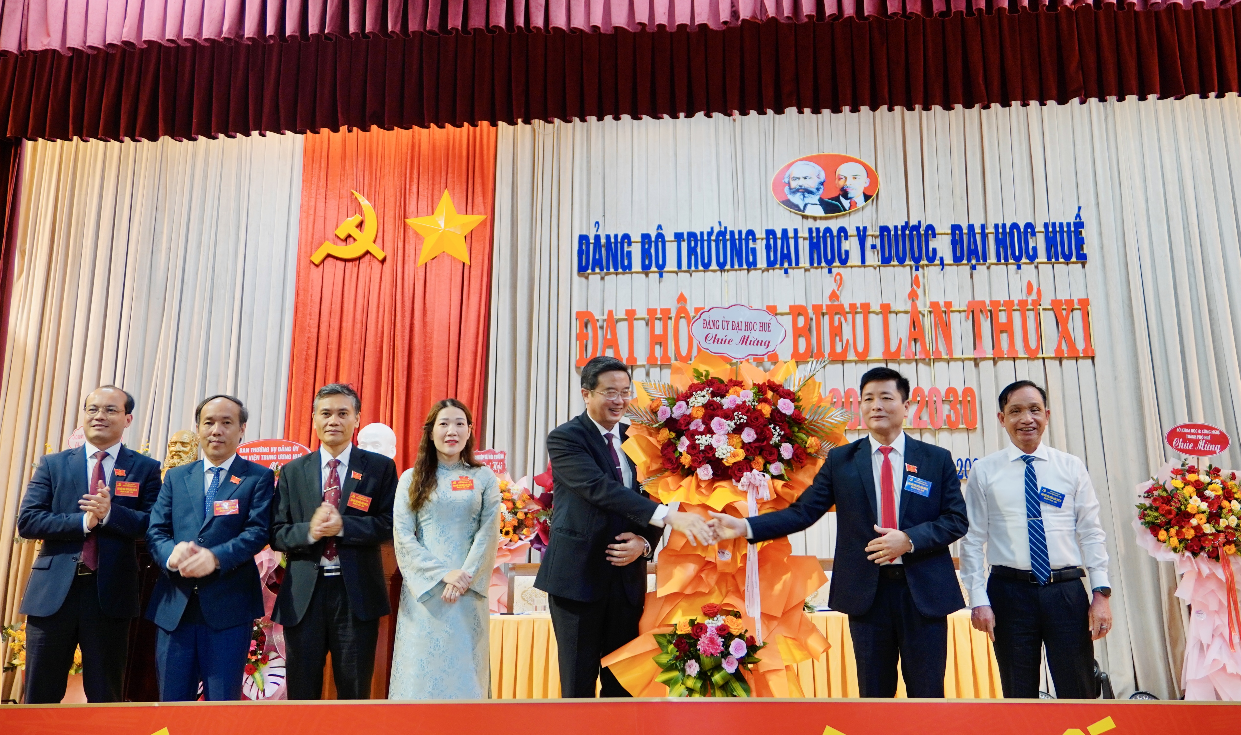 Đồng ch&iacute; B&ugrave;i Văn Lợi v&agrave; đồng ch&iacute; Đo&agrave;n Đức Lương tặng hoa ch&uacute;c mừng tại Đại hội