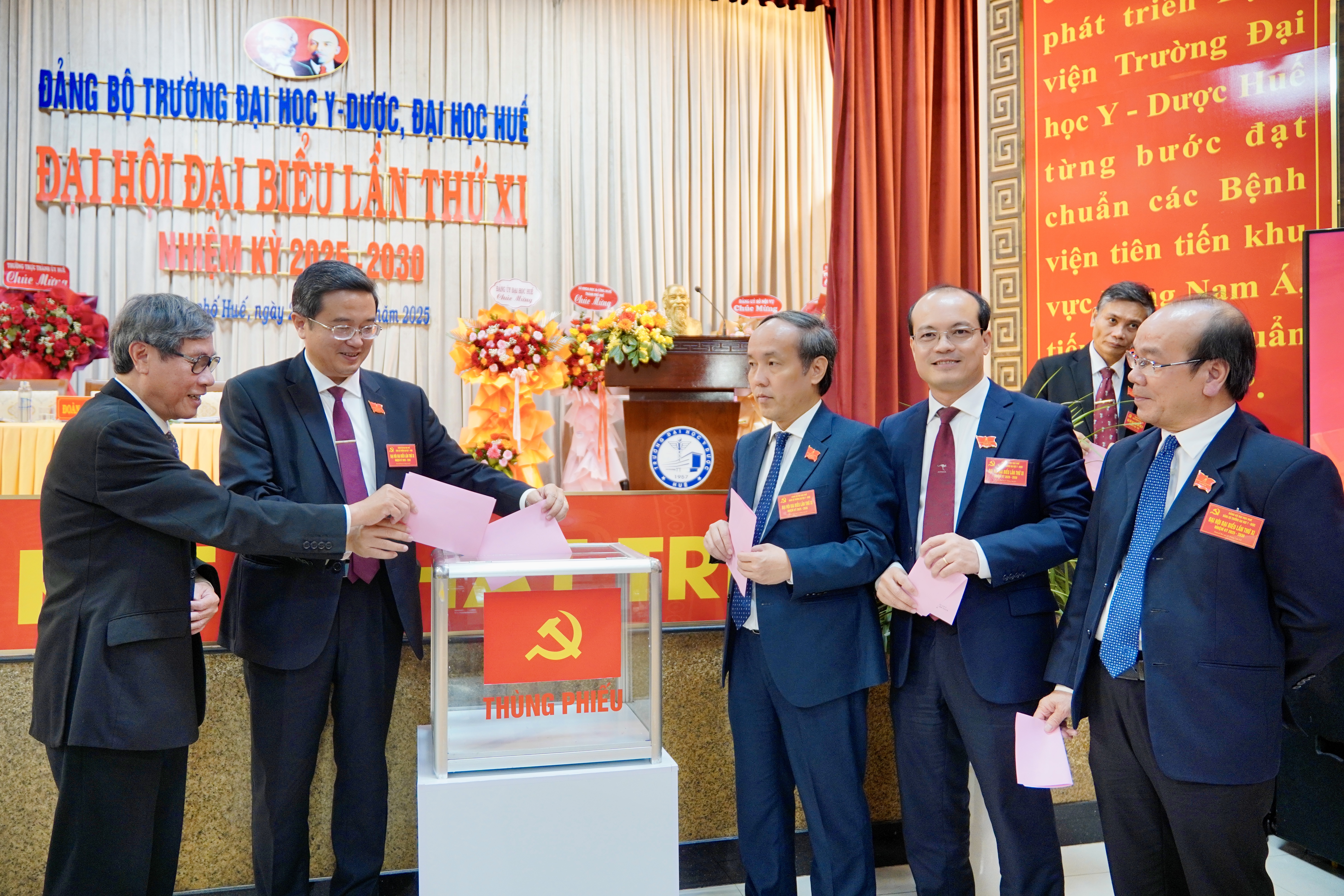 C&aacute;c đại biểu bỏ phiếu tại Đại hội