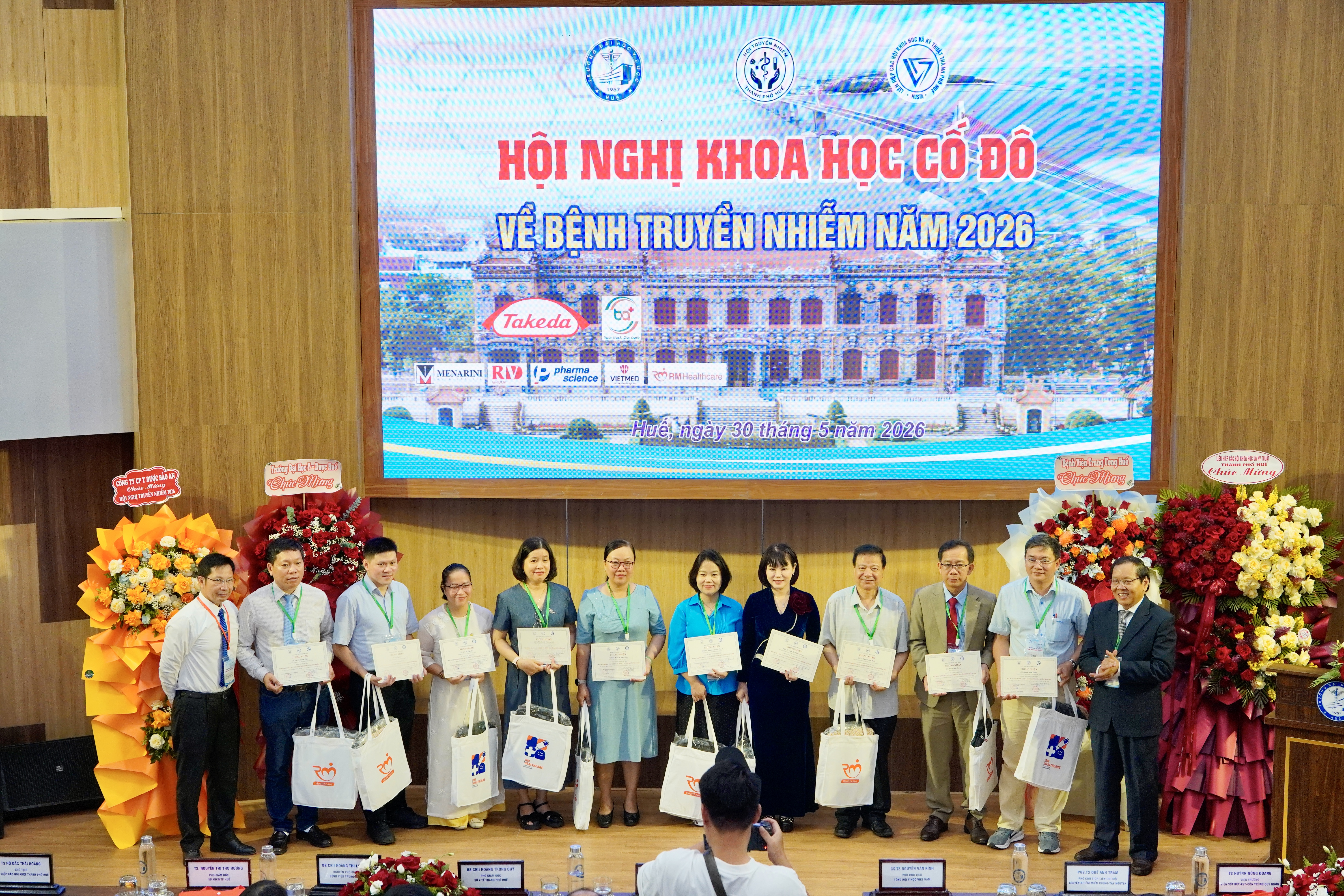 Chuyên gia đầu ngành cập nhật giải pháp kiểm soát bệnh truyền nhiễm tại Huế - Ảnh 2