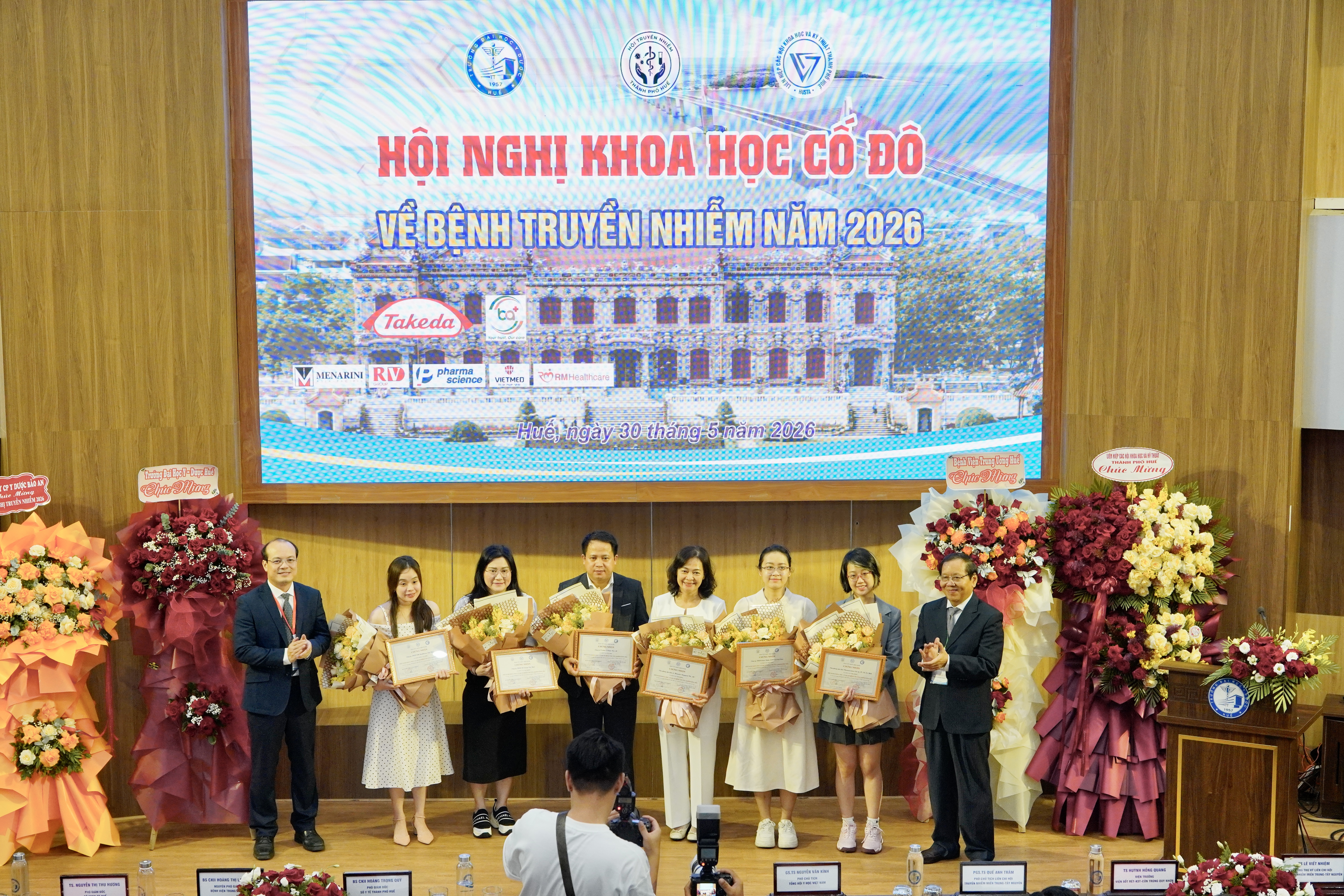 Chuyên gia đầu ngành cập nhật giải pháp kiểm soát bệnh truyền nhiễm tại Huế - Ảnh 1