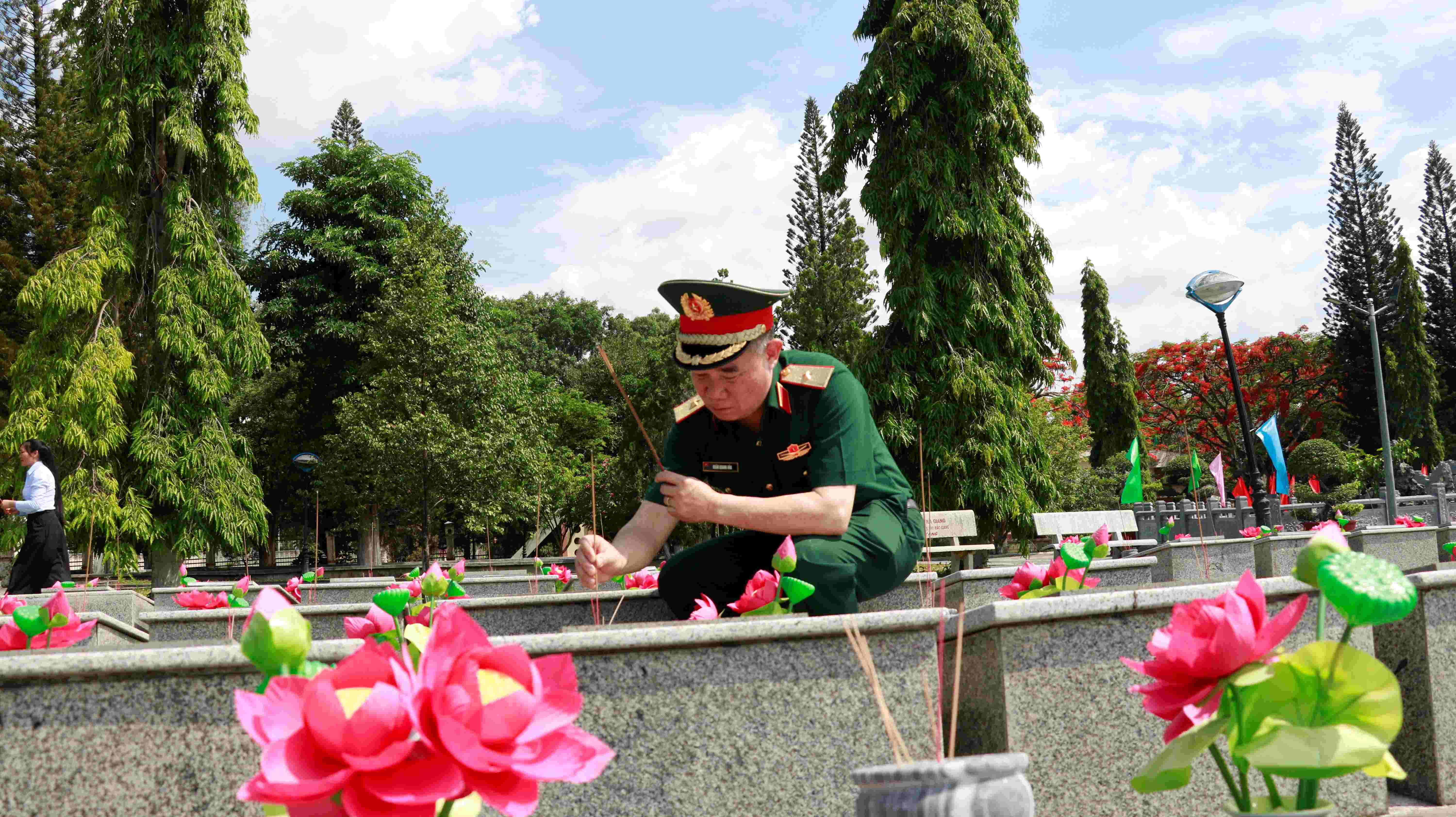 Thiếu tướng Đoàn Quang Hòa thắp hương các phần mộ Nghĩa trang liệt sĩ phường Đắk Cấm.