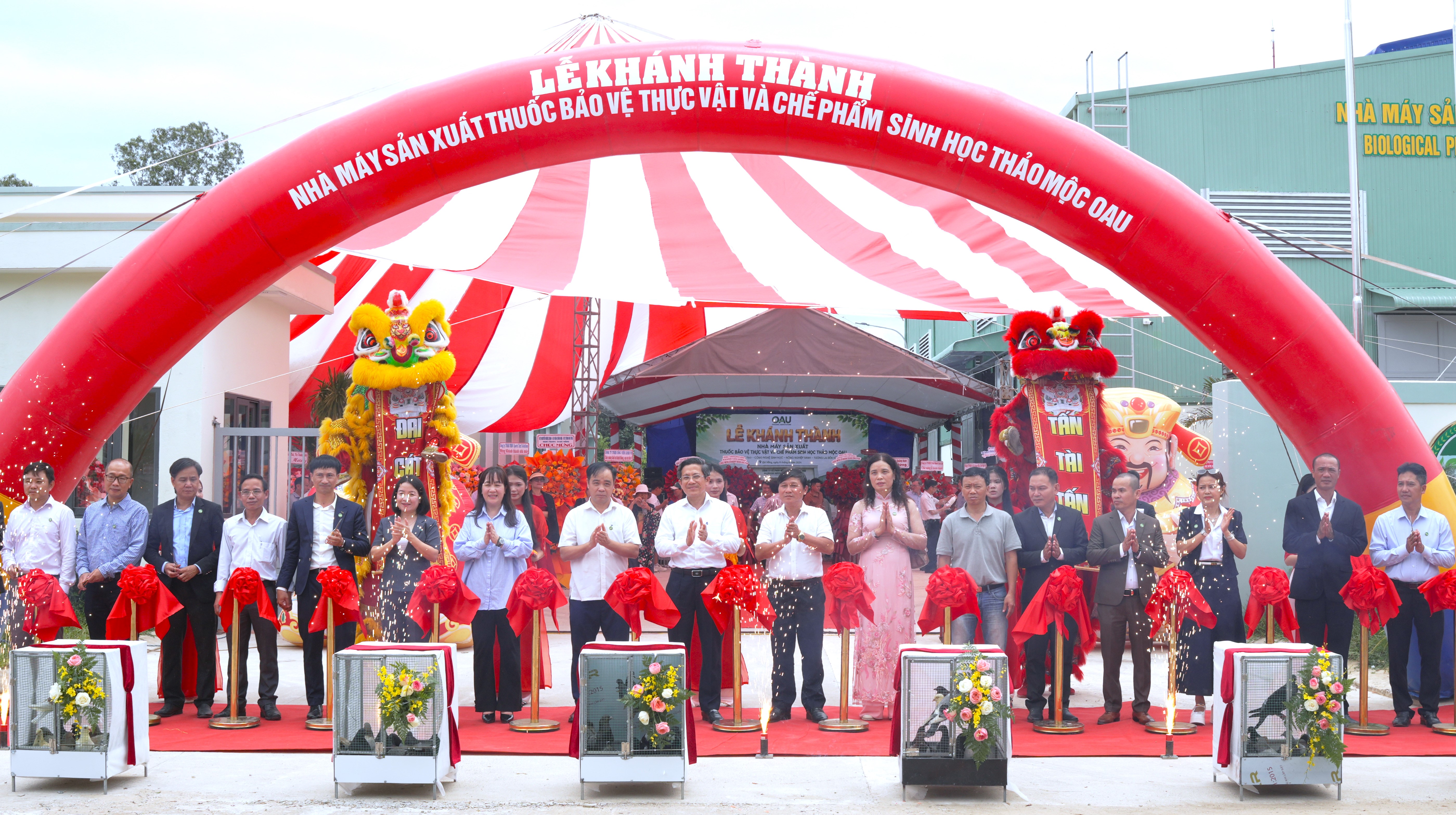 C&aacute;c đại biểu thực hiện nghi thức kh&aacute;nh th&agrave;nh Nh&agrave; m&aacute;y sản xuất thuốc bảo vệ thực vật v&agrave; chế phẩm sinh học thảo mộc OAU tại Cụm c&ocirc;ng nghiệp Ph&uacute; Mỹ