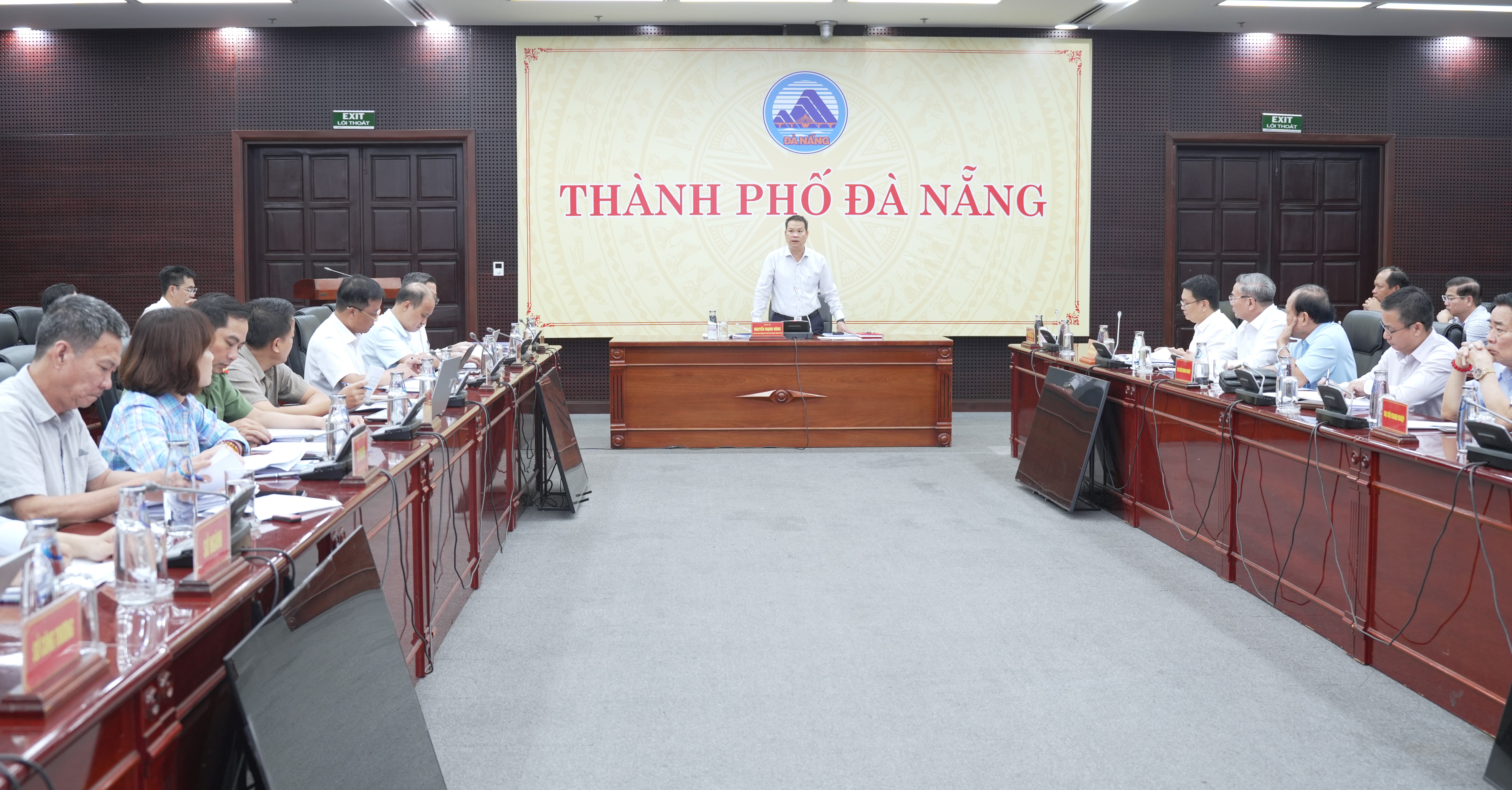 Chủ tịch UBND TP. Đ&agrave; Nẵng Nguyễn Mạnh H&ugrave;ng chủ tr&igrave; buổi lắng nghe, trao đổi v&agrave; xử l&yacute; vướng mắc của doanh nghiệp trong qu&aacute; tr&igrave;nh thực hiện dự &aacute;n ng&agrave;y 18/8. (nguồn: UBND TP Đ&agrave; Nẵng)