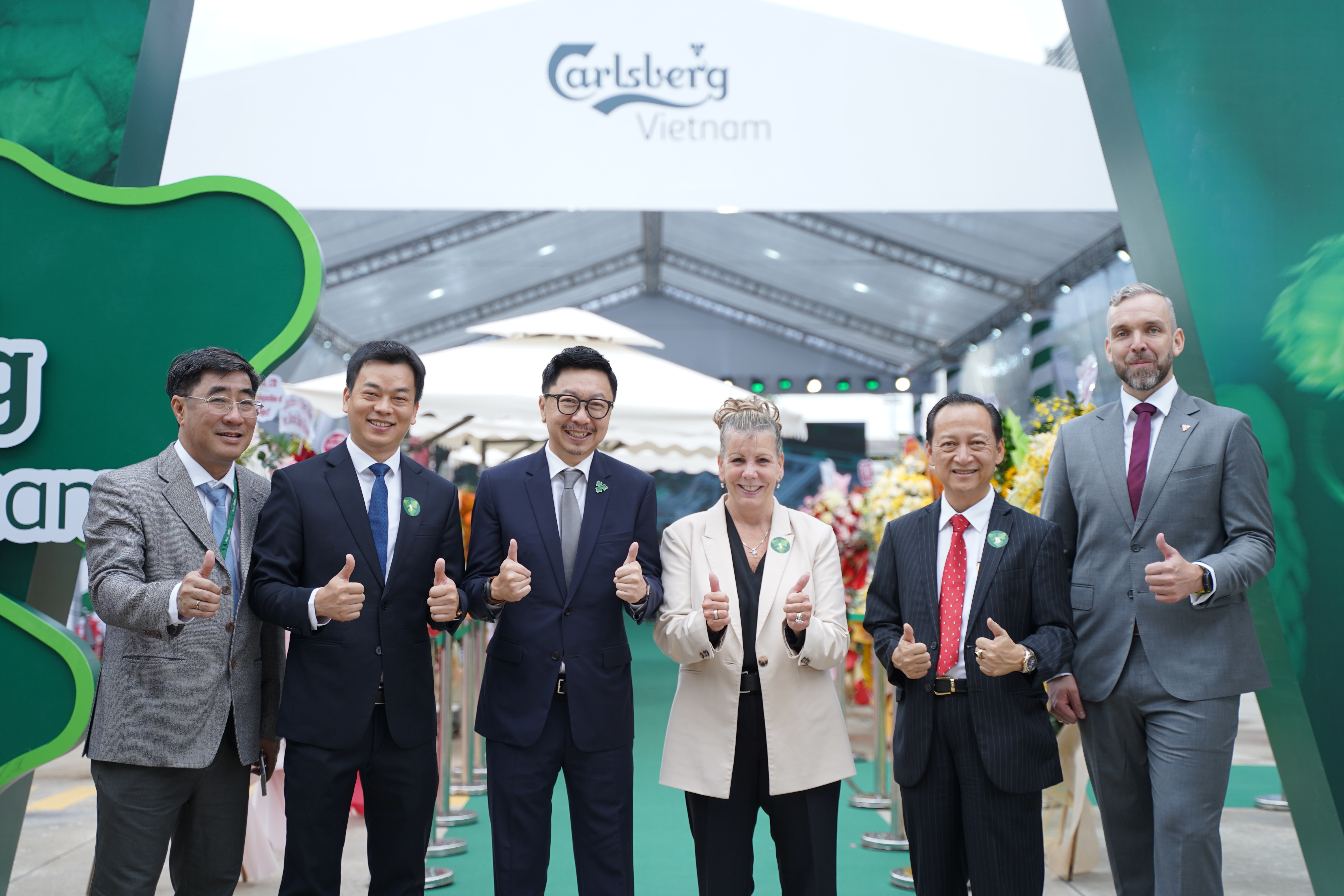 Ban l&atilde;nh đạo Tập đo&agrave;n Carlsberg tại buổi lễ kh&aacute;nh th&agrave;nh nh&agrave; m&aacute;y bia Ph&uacute; B&agrave;i mở rộng