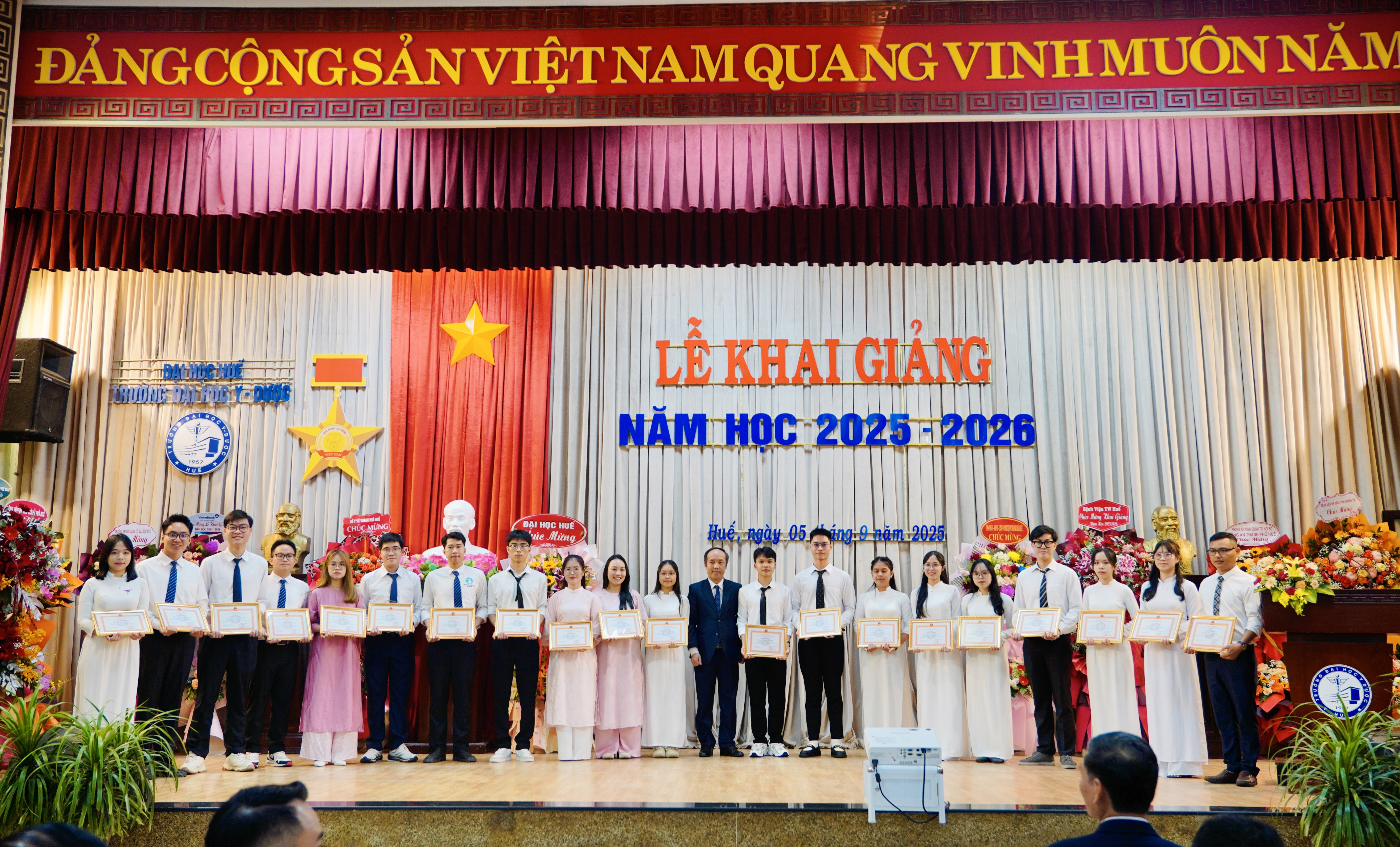 Hơn 1.400 t&#226;n sinh vi&#234;n nhập học Trường Đại học Y - Dược, Đại học Huế - Ảnh 1