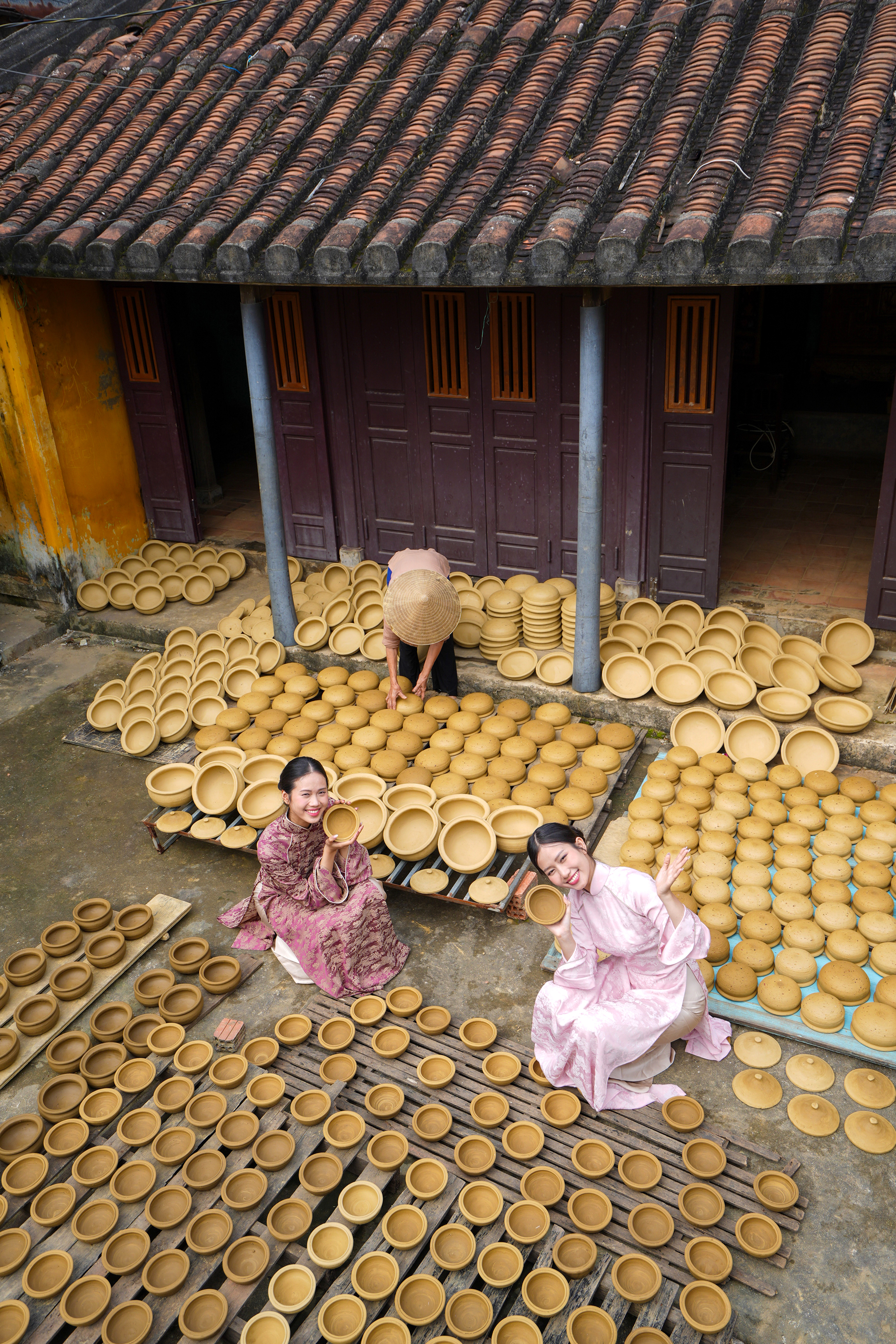 Một g&oacute;c của L&agrave;ng gốm Thanh H&agrave;.Du kh&aacute;ch tham quan, ngắm c&aacute;c sản phẩm tại L&agrave;ng gốm Thanh H&agrave;.