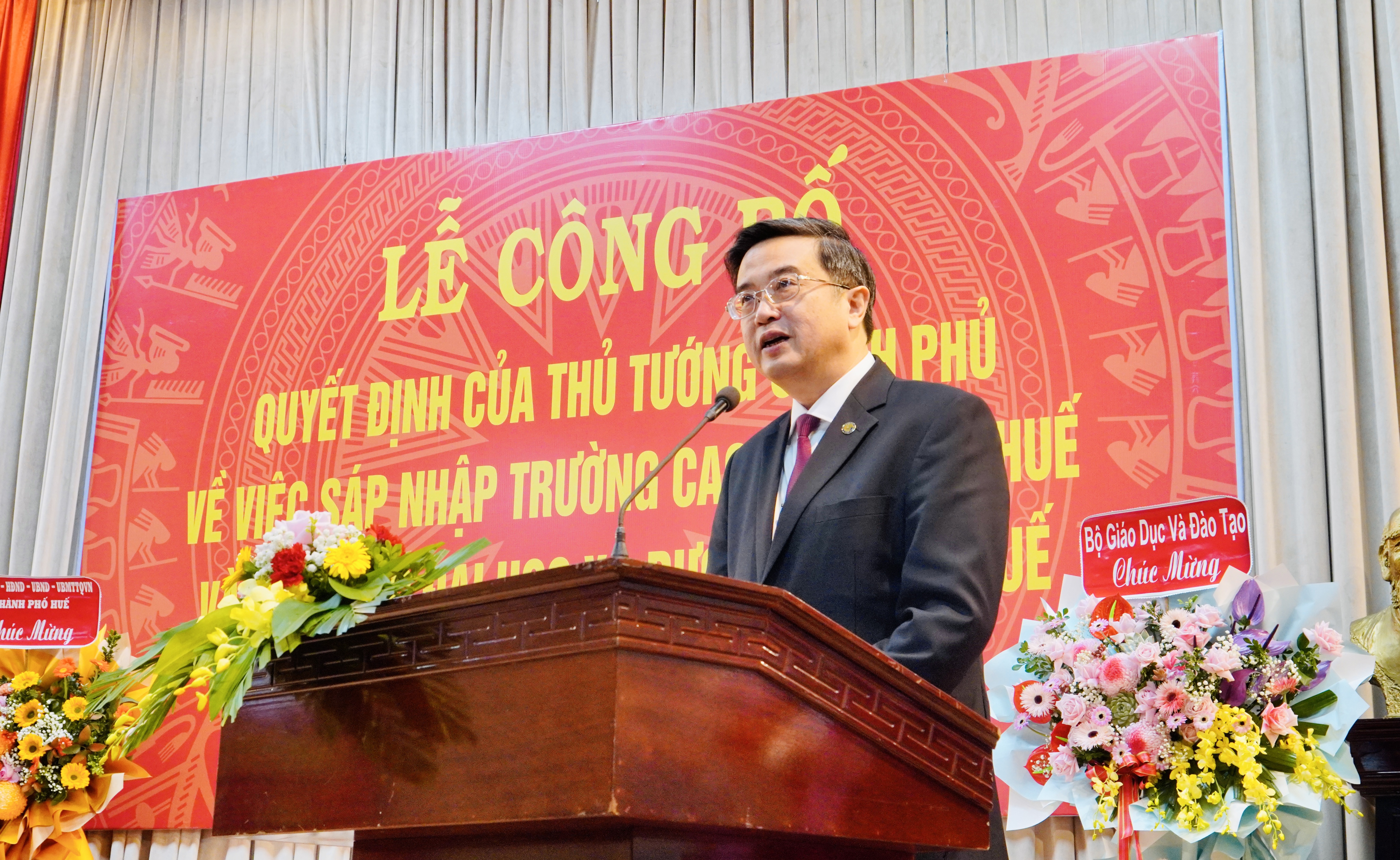 GS.TS Nguyễn Vũ Quốc Huy, Hiệu trưởng Trường Đại học Y - Dược, Đại học Huế ph&aacute;t biểu nhận nhiệm vụ