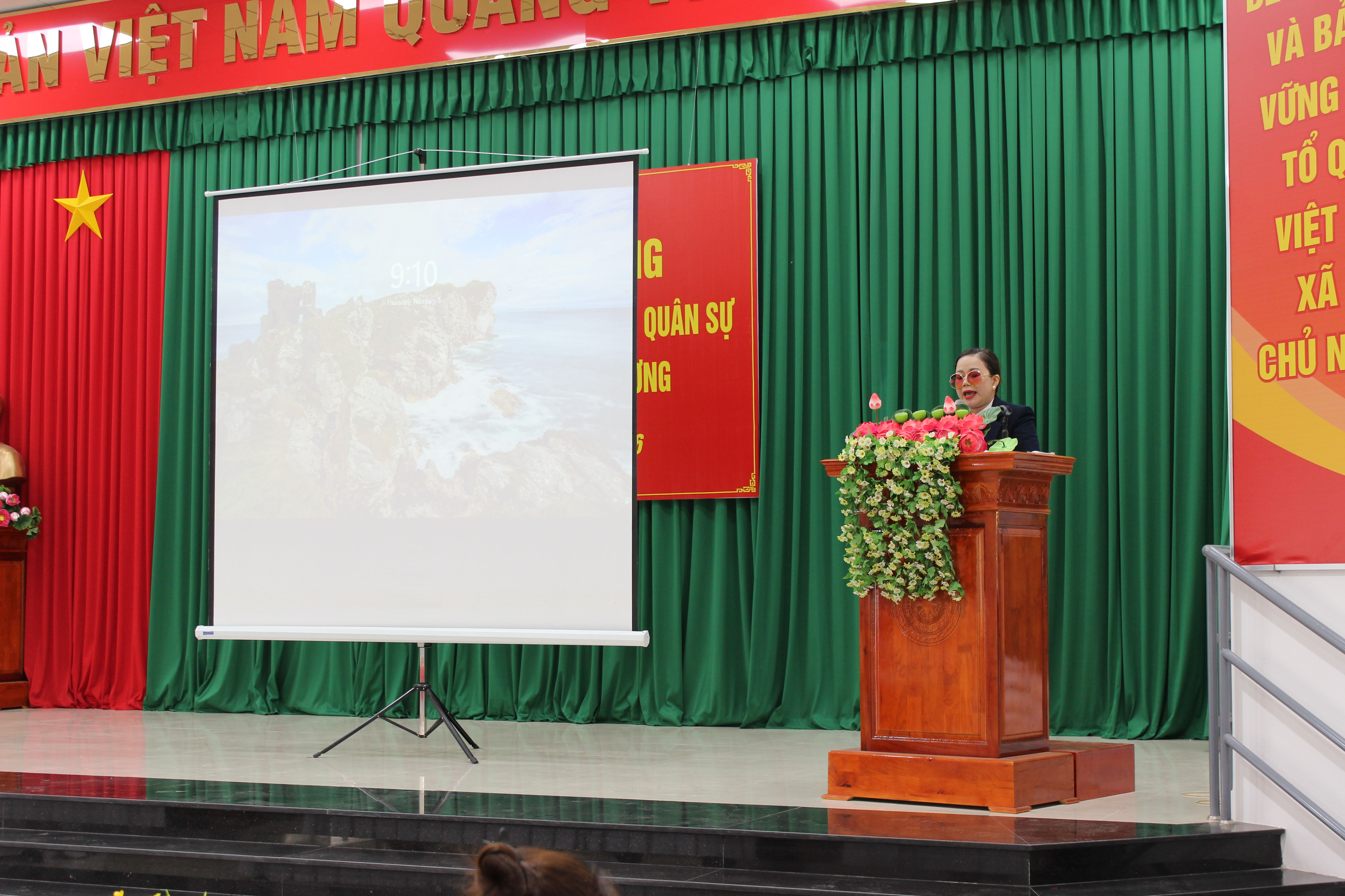 B&agrave; C&aacute;p Thị Th&aacute;i Ng&acirc;n &ndash; Ph&oacute; Gi&aacute;m đốc Sky Air Đồng Nai chia sẻ, định hướng nghề nghiệp cho c&aacute;c đồng ch&iacute; bộ đội xuất ngũ.