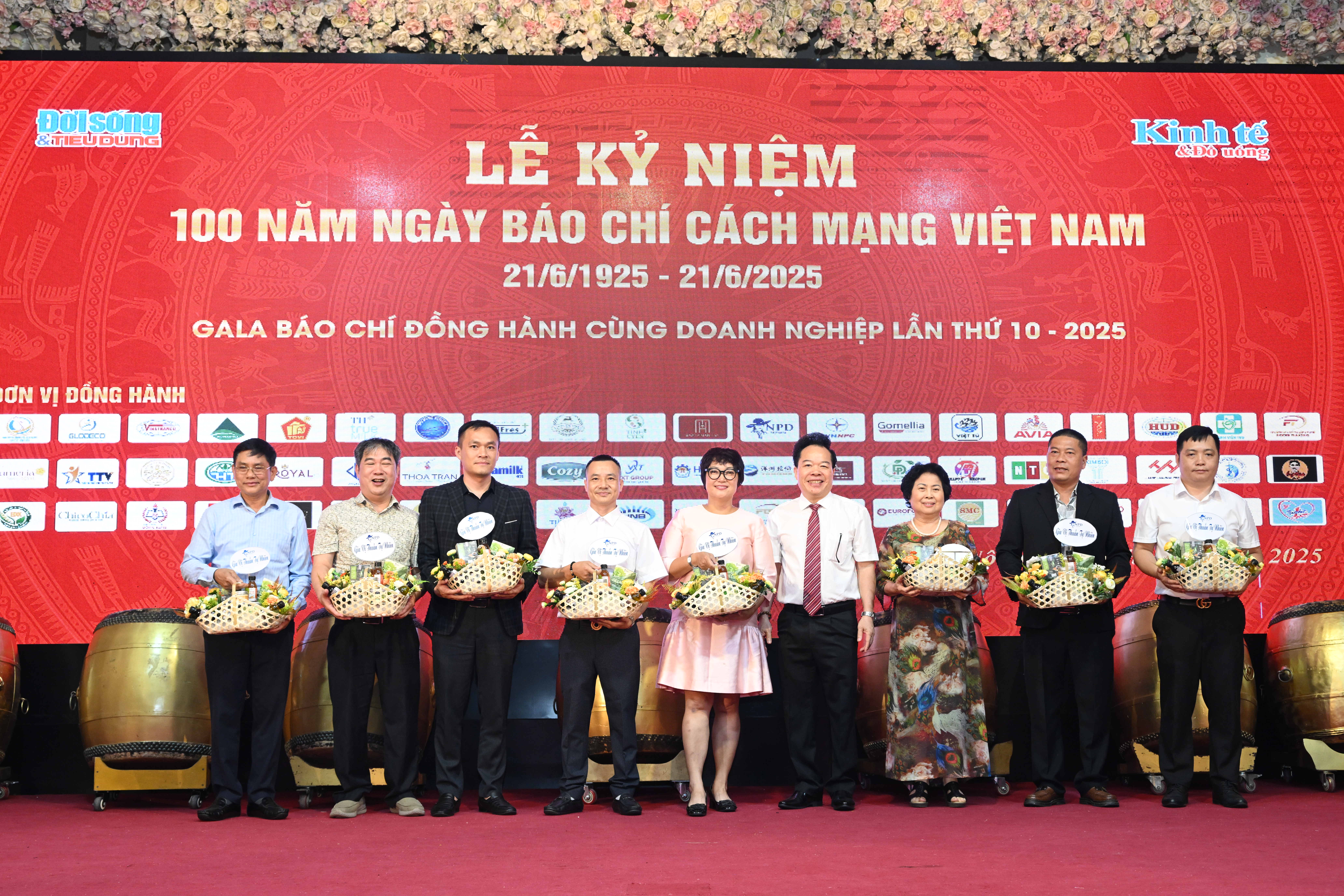 Tổng Bi&ecirc;n tập Nguyễn Quốc H&ugrave;ng tặng qu&agrave; tri &acirc;n c&aacute;c vị đại biểu, kh&aacute;ch qu&yacute;