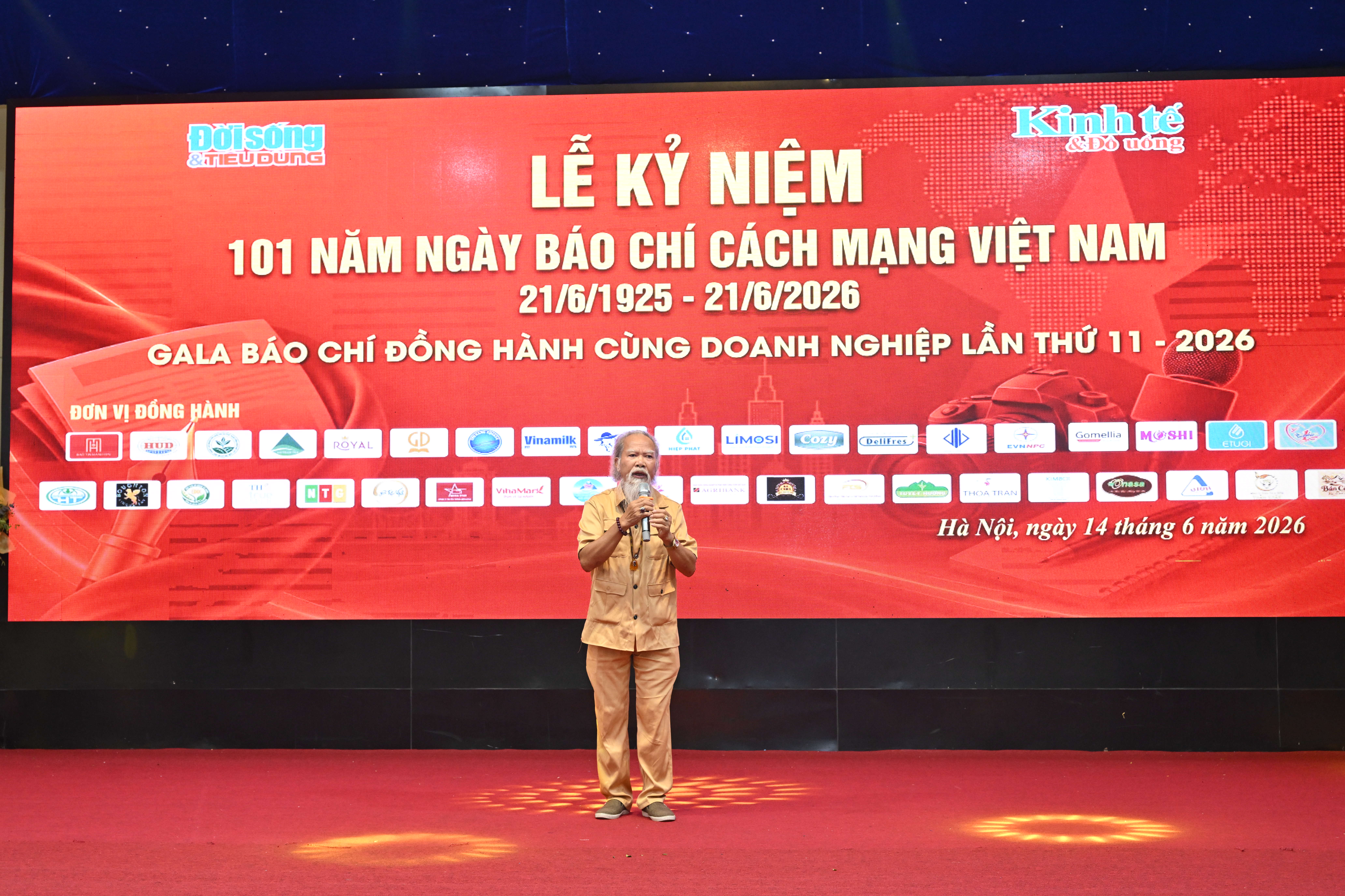 Tiết mục đặc sắc do Tiến sĩ Chu Xu&acirc;n &Aacute;i - Nguy&ecirc;n Ch&aacute;nh Văn ph&ograve;ng Hiệp hội Ch&egrave; Việt Nam thể hiện.