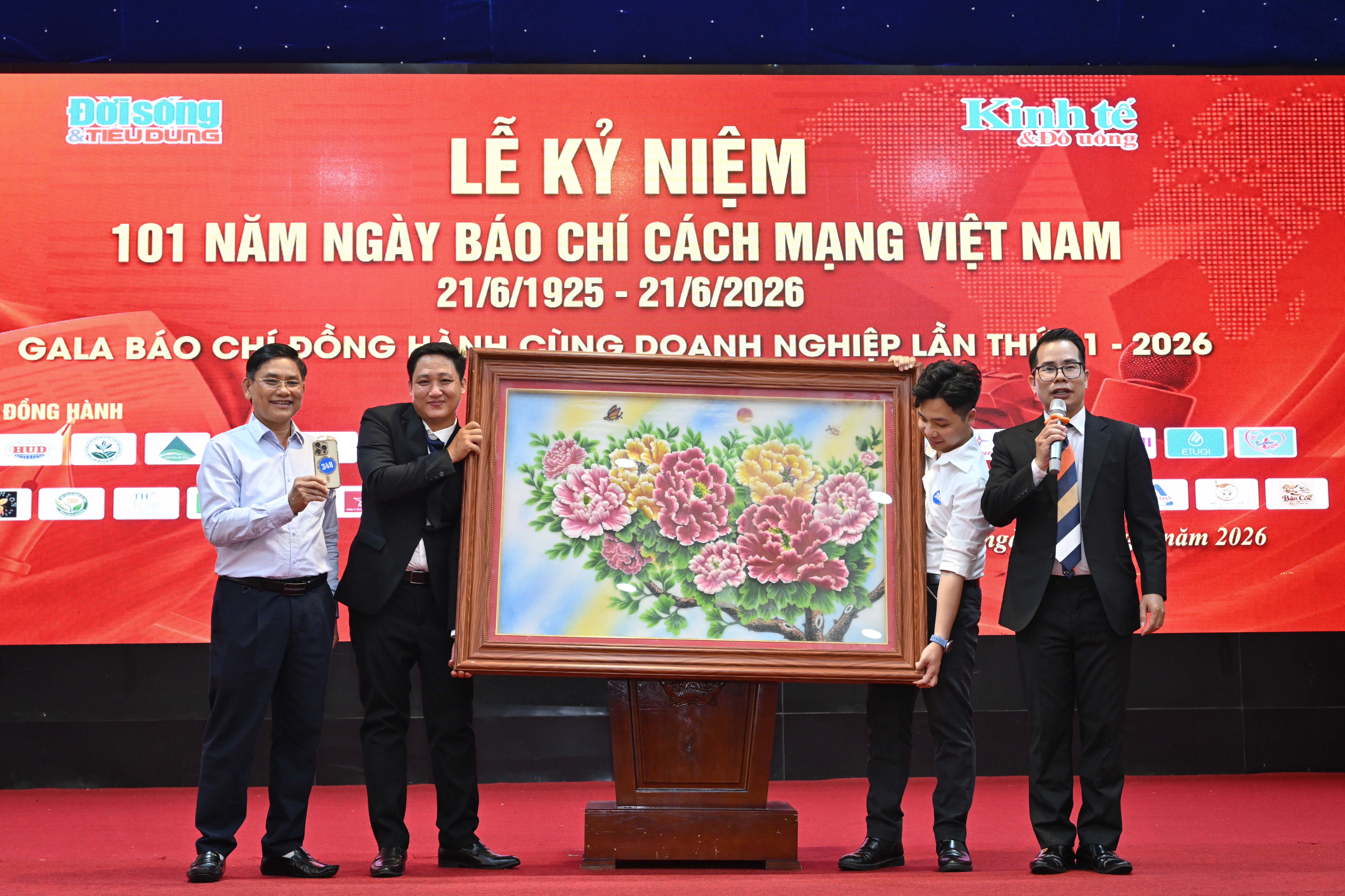 Ban Tổ chức trao tặng bức tranh đ&aacute; qu&yacute; 3D tới &ocirc;ng Ho&agrave;ng Vĩnh Long &ndash; Chủ tịch Hiệp hội Ch&egrave; Việt Nam, vị kh&aacute;ch may mắn trong phần bốc thăm tr&uacute;ng thưởng của chương tr&igrave;nh.