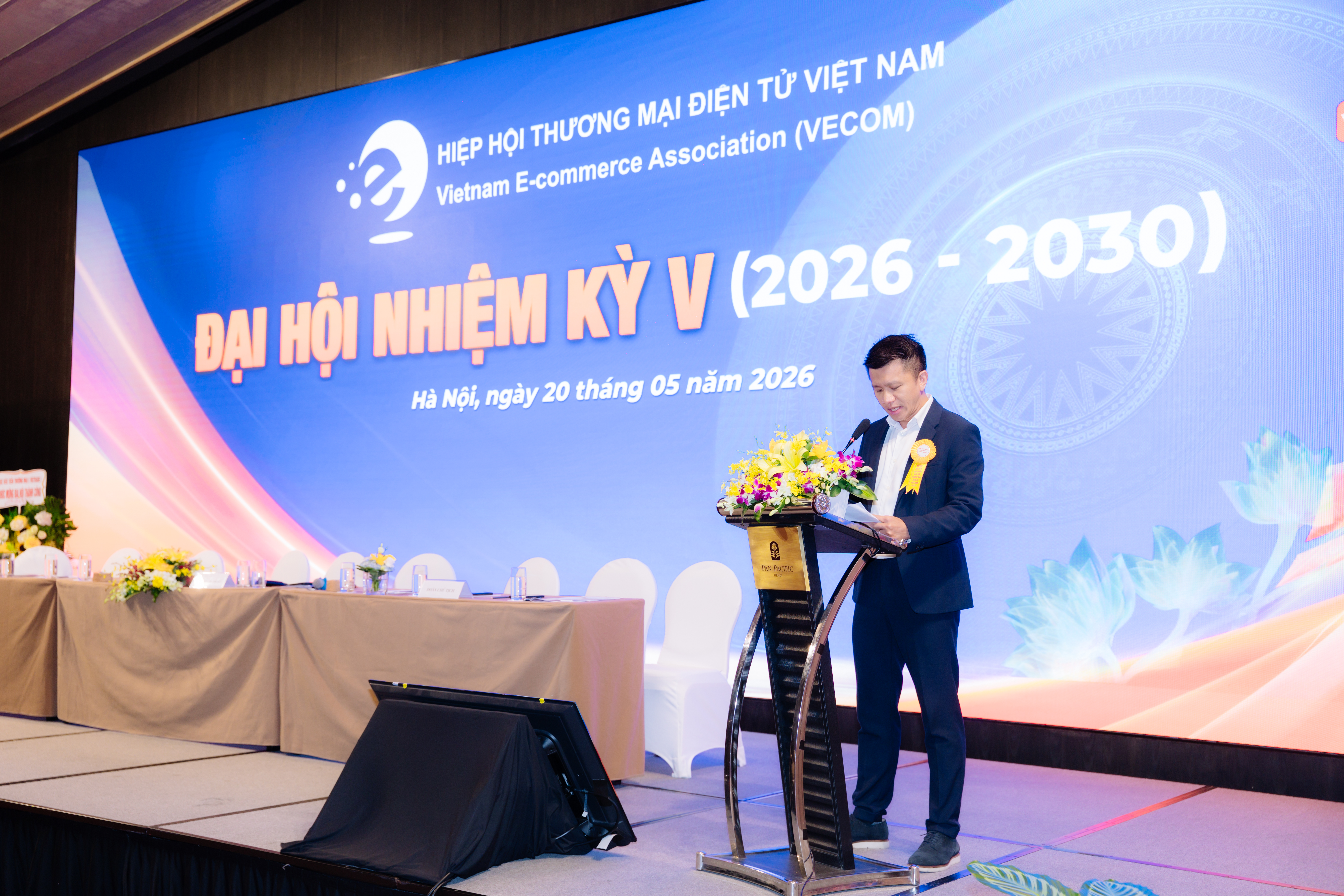 Đồng thời, Đại hội cũng tin tưởng t&iacute;n nhiệm bầu &ocirc;ng Huỳnh L&acirc;m Hồ (CEO Haravan) giữ chức vụ Ph&oacute; Chủ tịch VECOM nhiệm kỳ V, phụ tr&aacute;ch mảng Nền Tảng TMĐT &amp; AI &nbsp;
