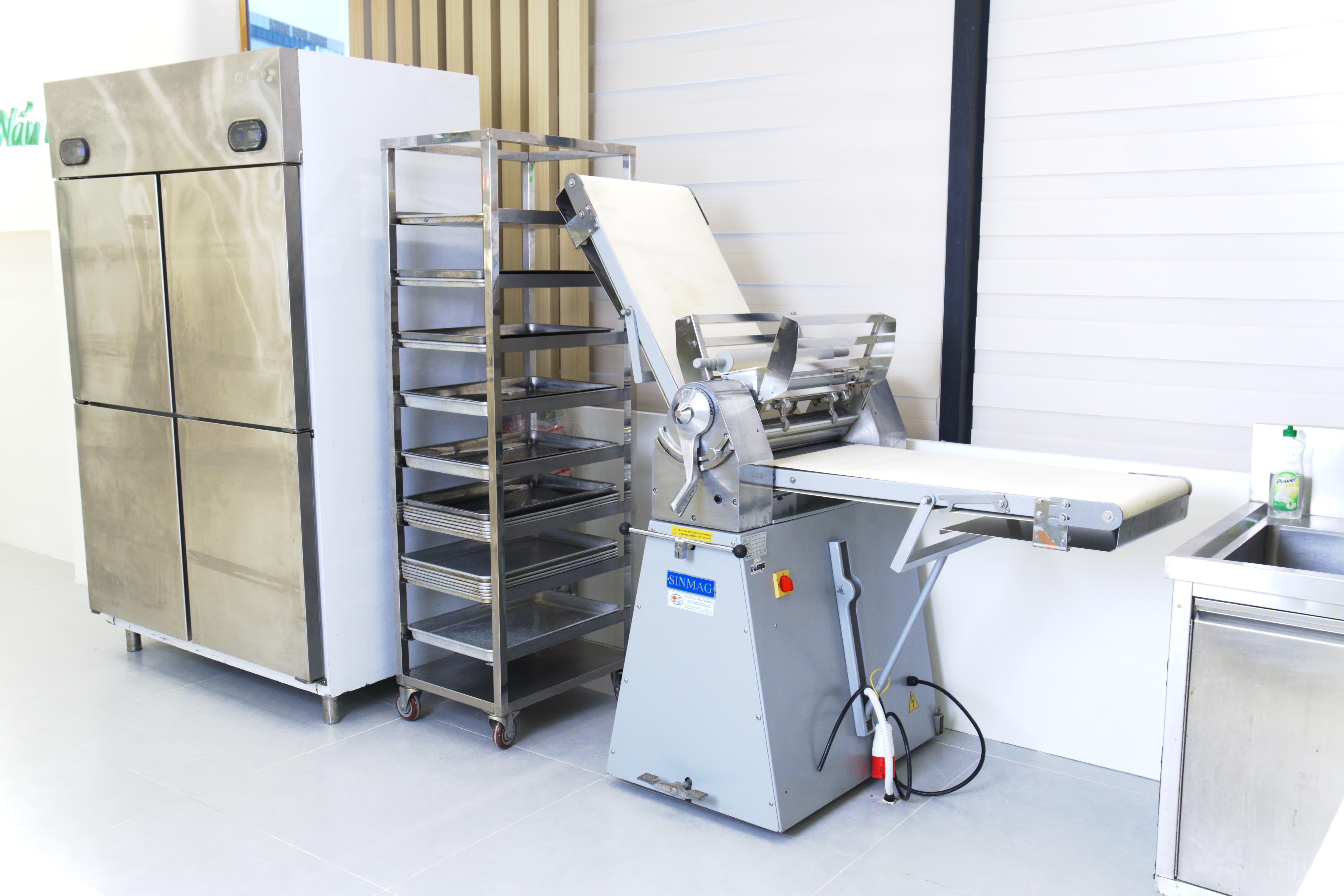 C&aacute;c thiết bị, m&aacute;y m&oacute;c chuy&ecirc;n dụng được đầu tư đồng bộ nhằm phục vụ đa dạng nội dung workshop nấu ăn v&agrave; l&agrave;m b&aacute;nh