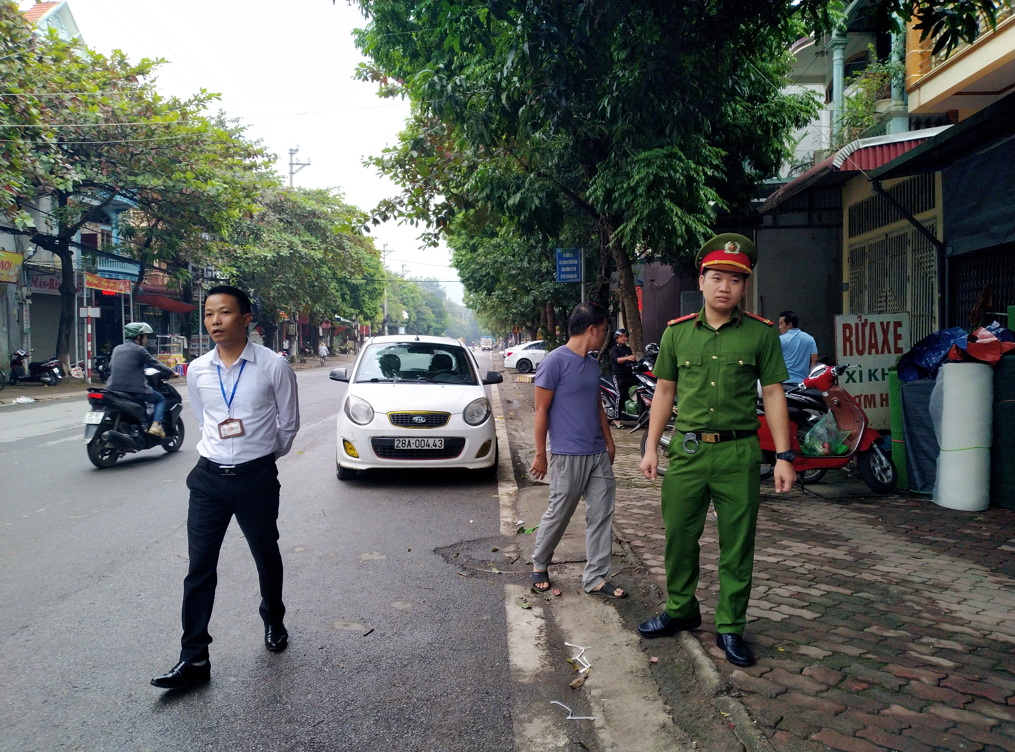 Tổ liên ngành của UBND phường Tân Thịnh phối hợp với Đội TTĐT Thành Phố Hòa Bình ra quân đảm bảo TTATGT, TTĐT 