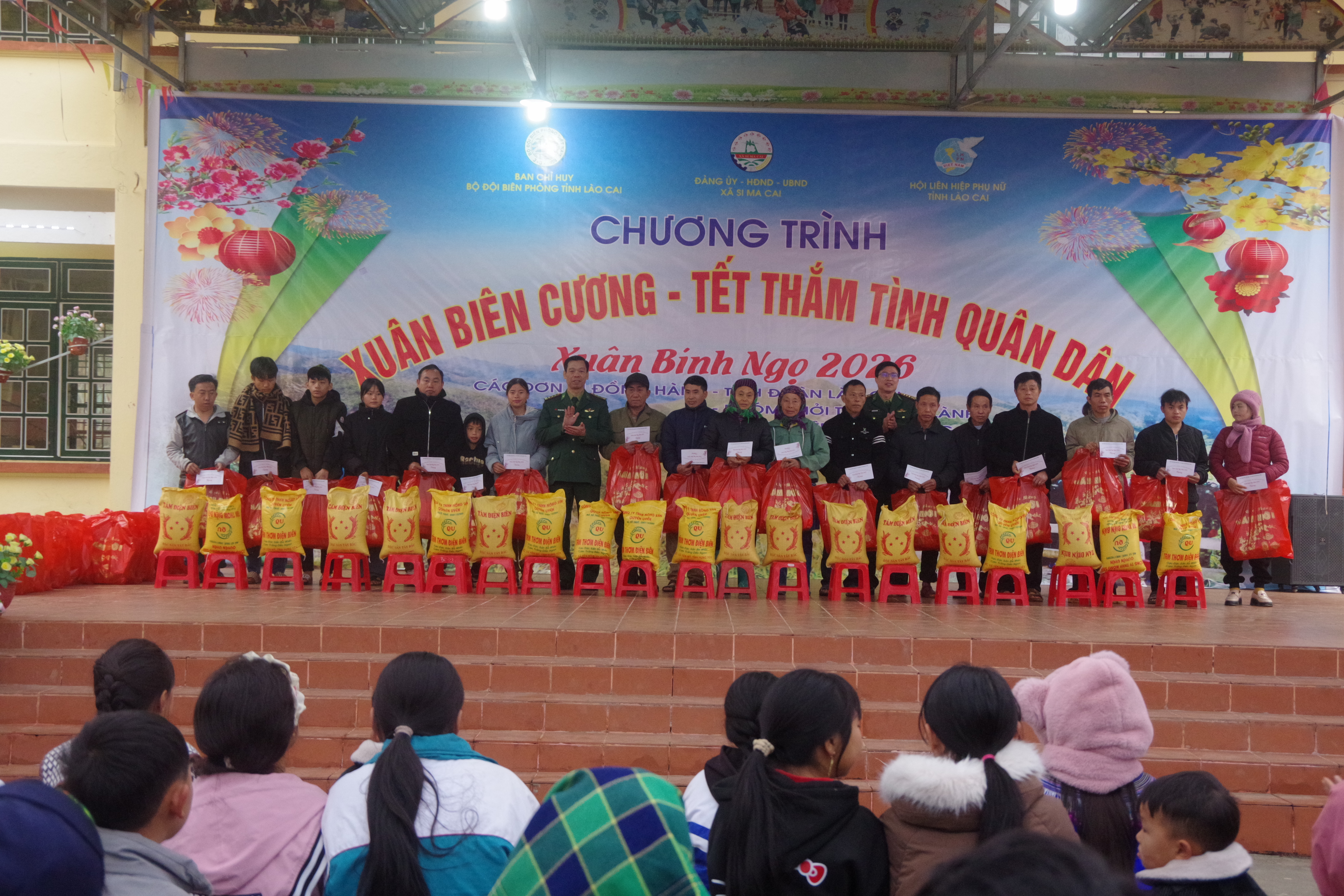 BĐBP tỉnh Lào Cai mang mùa xuân đến với đồng bào biên giới  - Ảnh 2