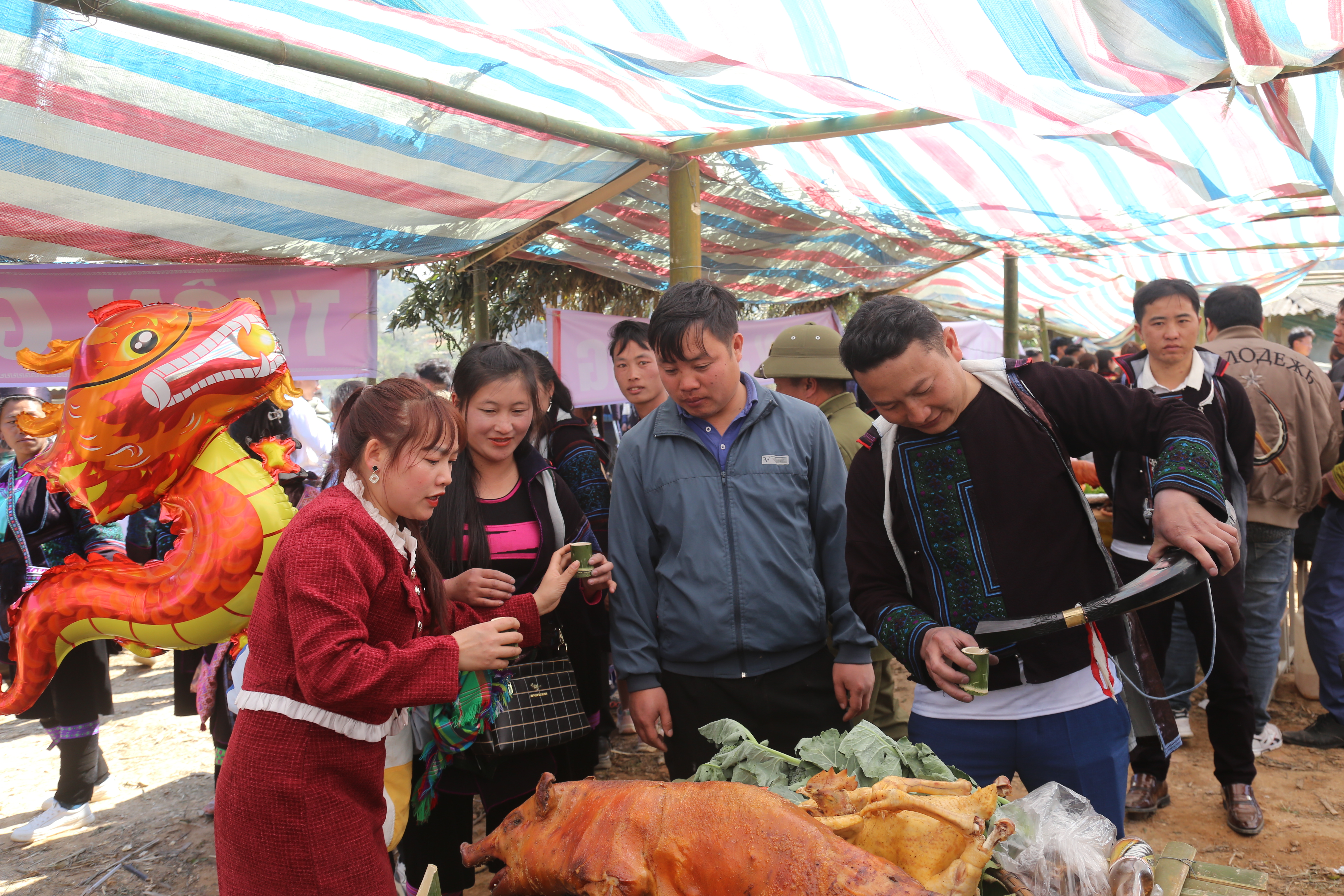 Tại lễ hội, du khách được tham quan, trải nghiệm các gian hàng trưng bày các Di sản văn hóa phi vật thể đồng bào dân tộc Dao đỏ; gian hàng ẩm thực...
