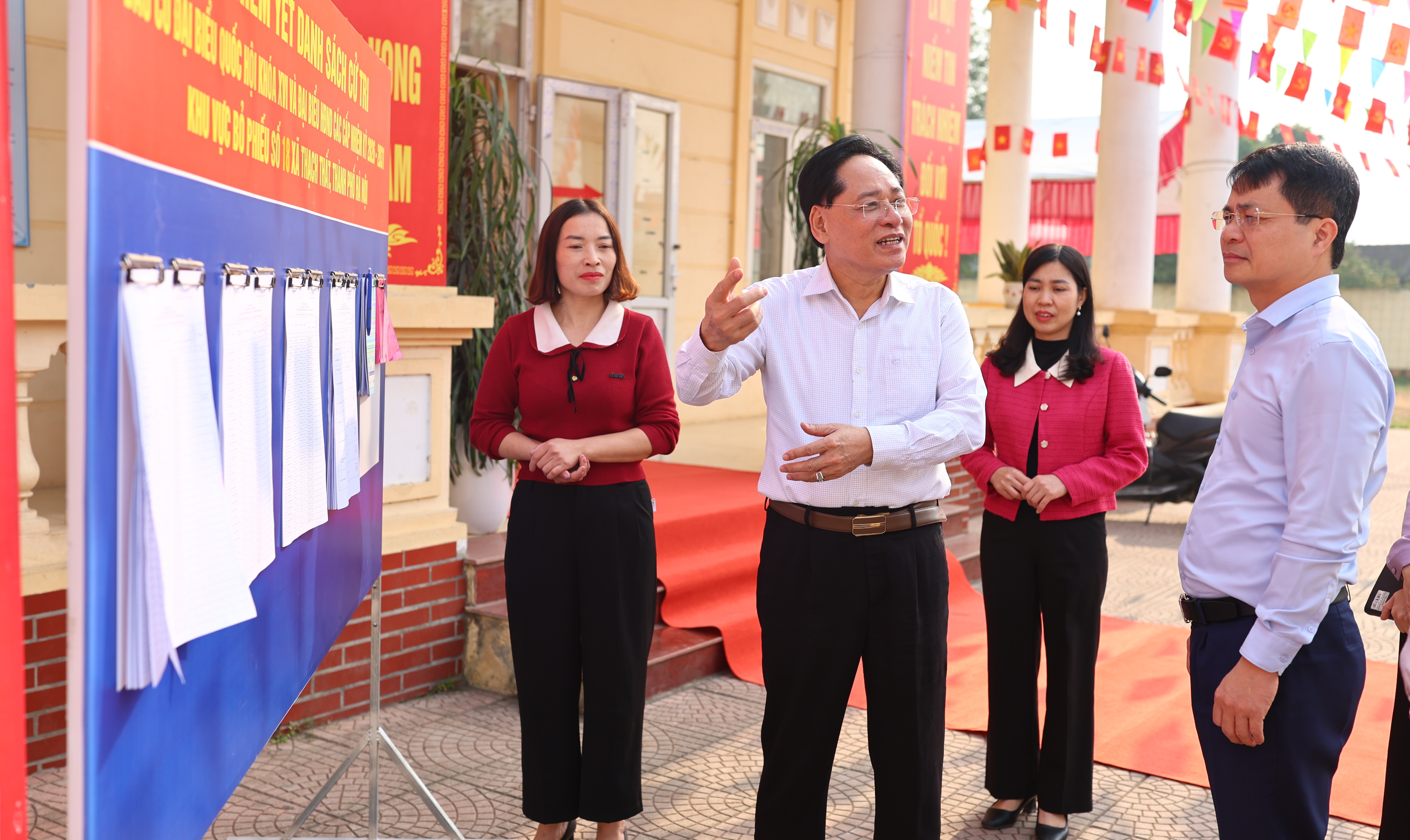 L&atilde;nh đạo uỷ ban x&atilde; đi kiểm tra khu vực bỏ phiếu.