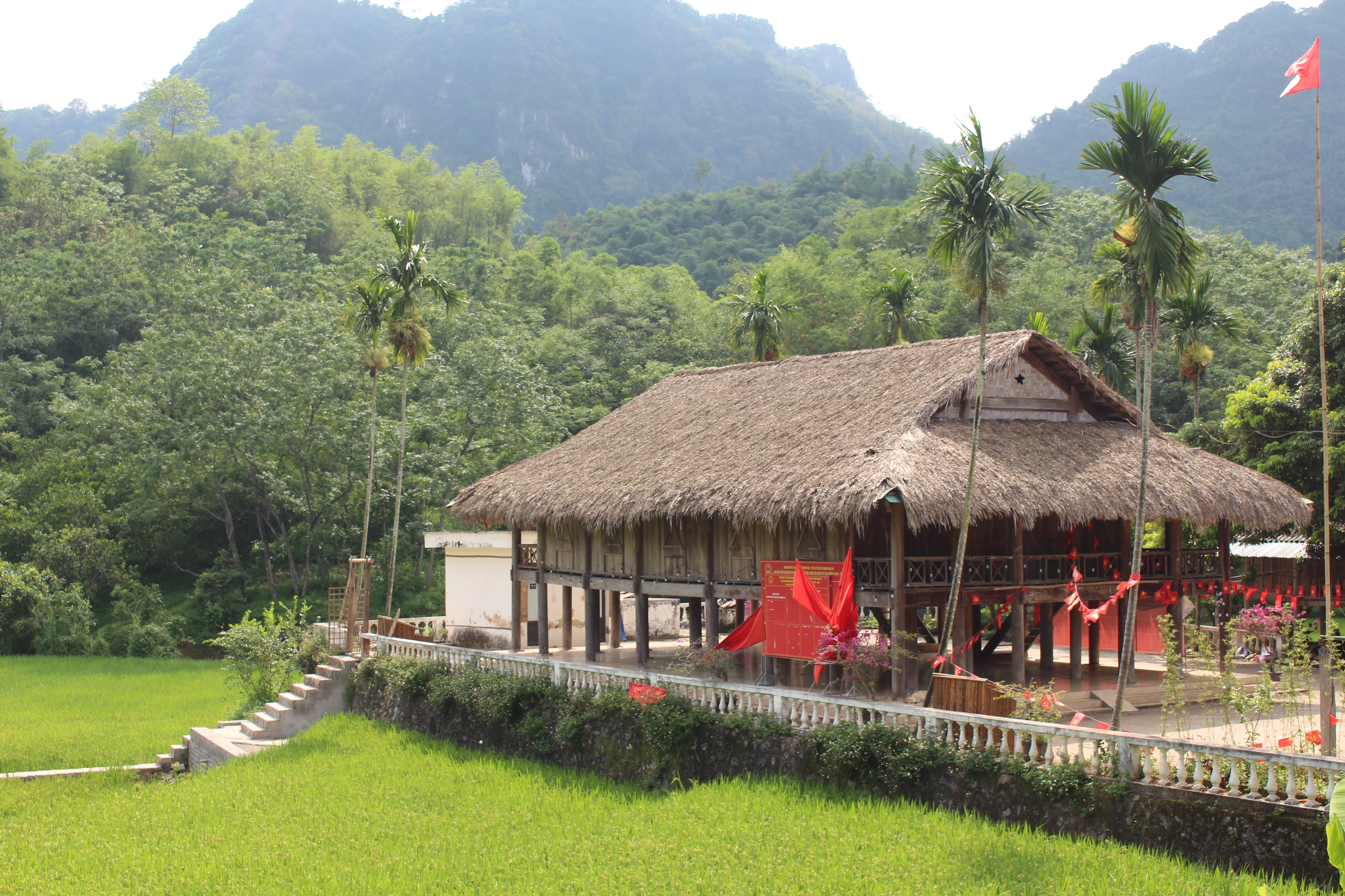 Bức tranh l&agrave;ng qu&ecirc; thanh b&igrave;nh v&agrave; thơ mộng đang hiện hữu ở x&oacute;m Mỗ, x&atilde; Thung Nai, tỉnh Ph&uacute; Thọ.