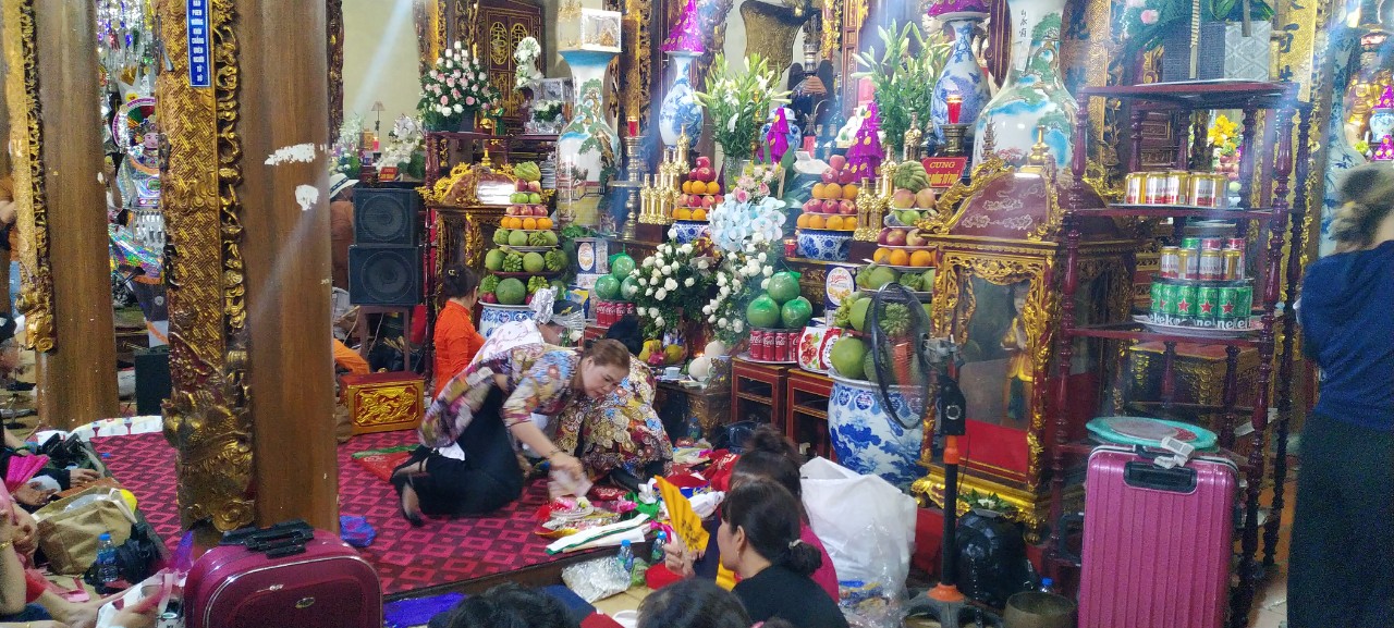 Hầu đồng tại đền C&ocirc; Bơ