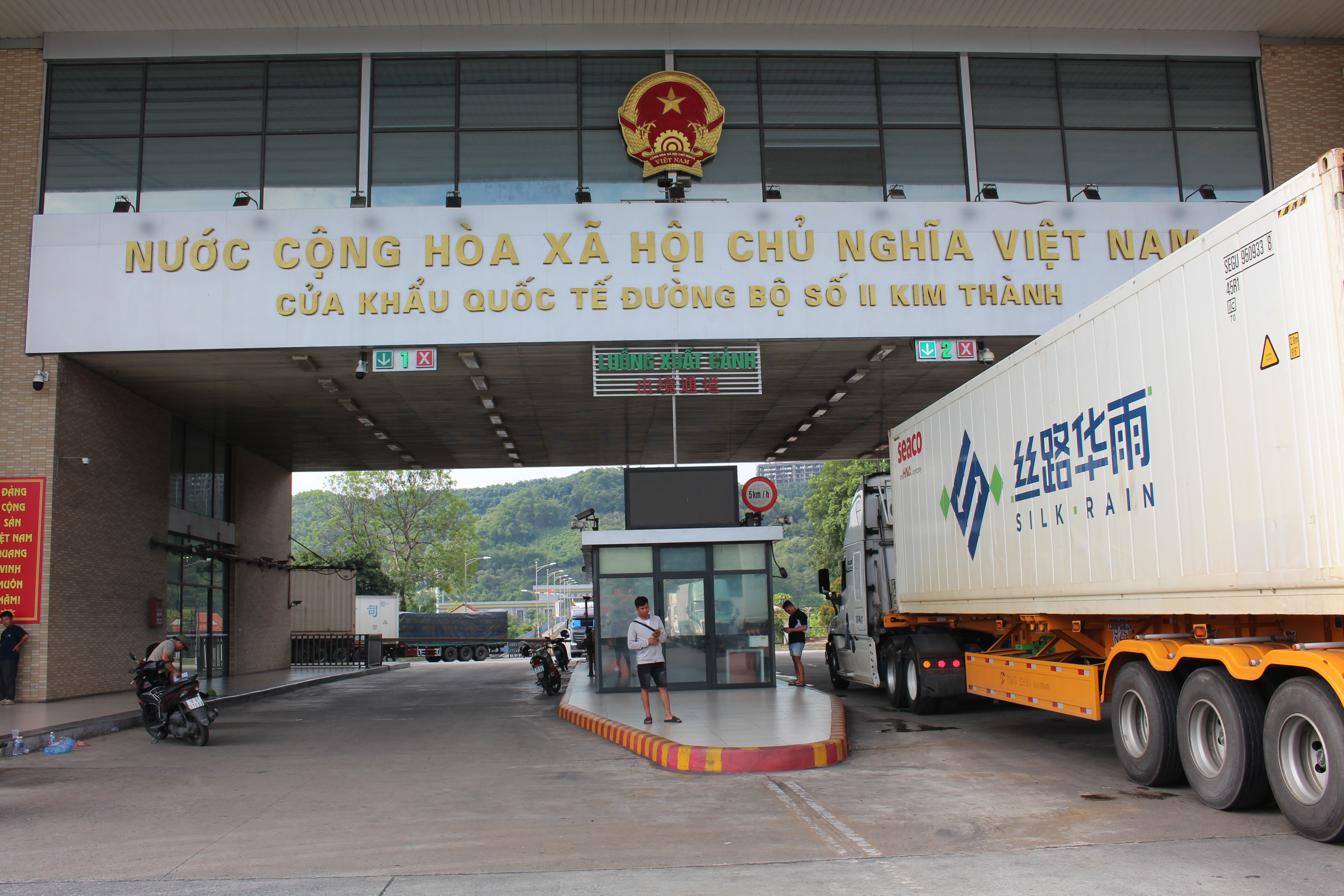 Vững biên cương, thông thương hàng hóa nơi biên mậu tỉnh Lào Cai - Ảnh 3