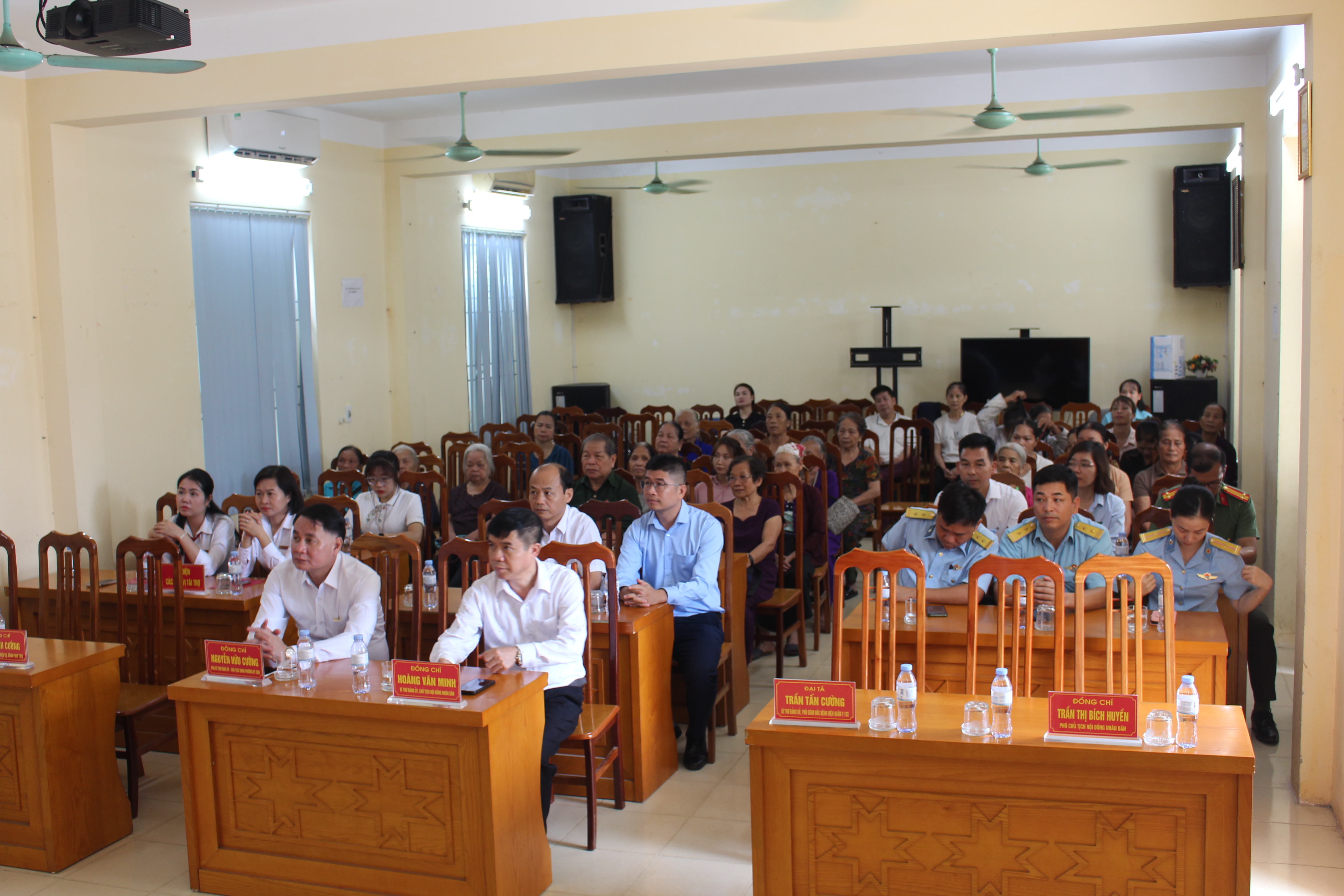Chương tr&igrave;nh tặng qu&agrave; người c&oacute; c&ocirc;ng tại phường Kỳ Sơn nh&acirc;n Ng&agrave;y&nbsp;Thương binh - Liệt sĩ.