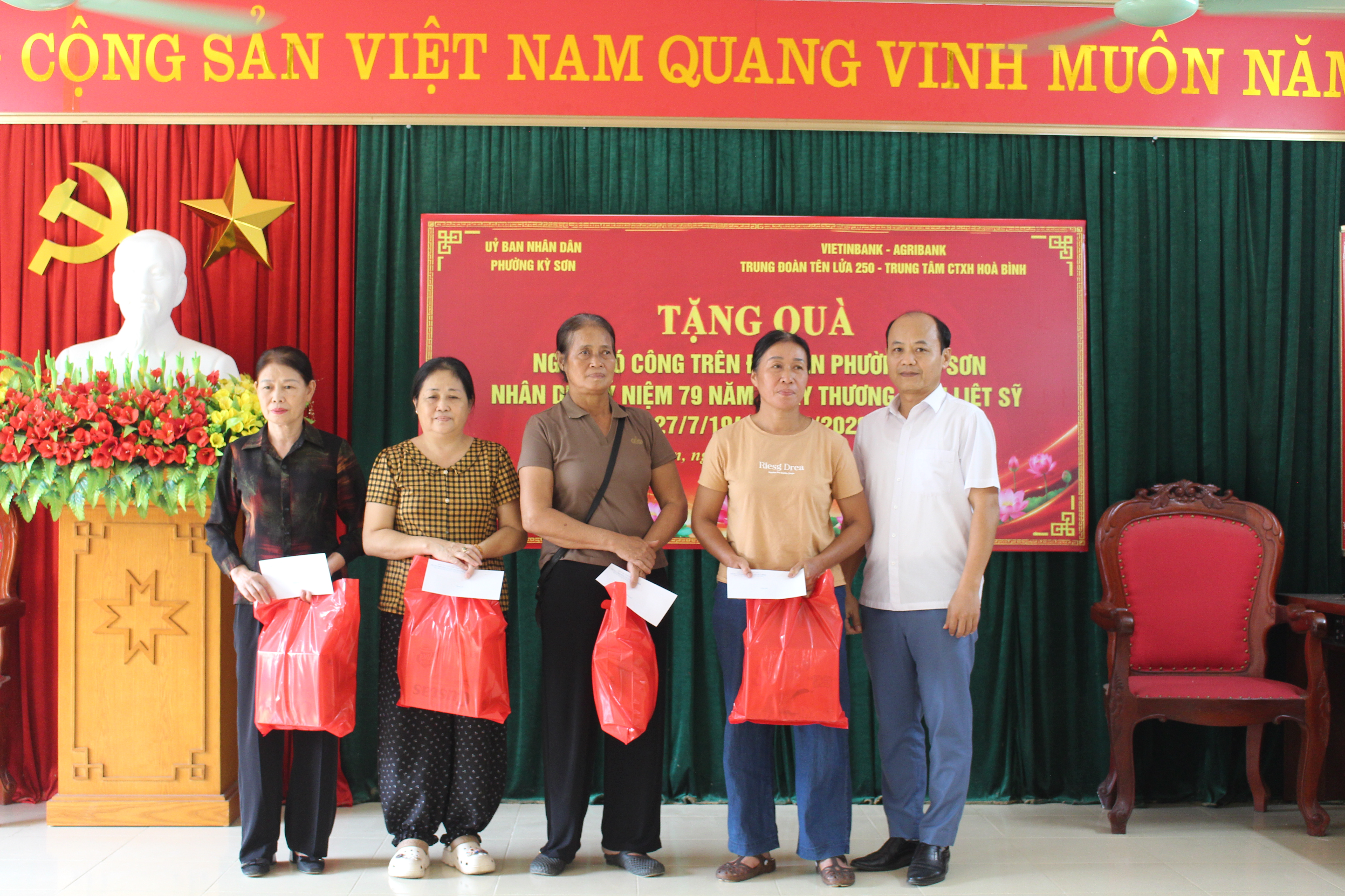 Kỳ Sơn lan tỏa nghĩa tình, tri ân người có công - Ảnh 3